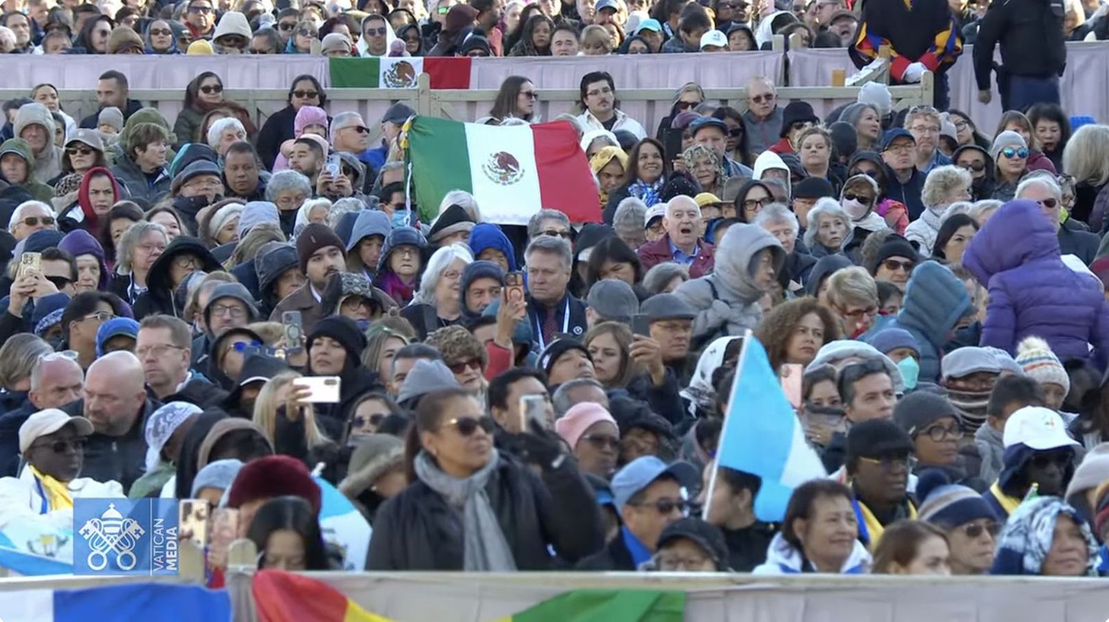 Fieles en la plaza de San Pedro4