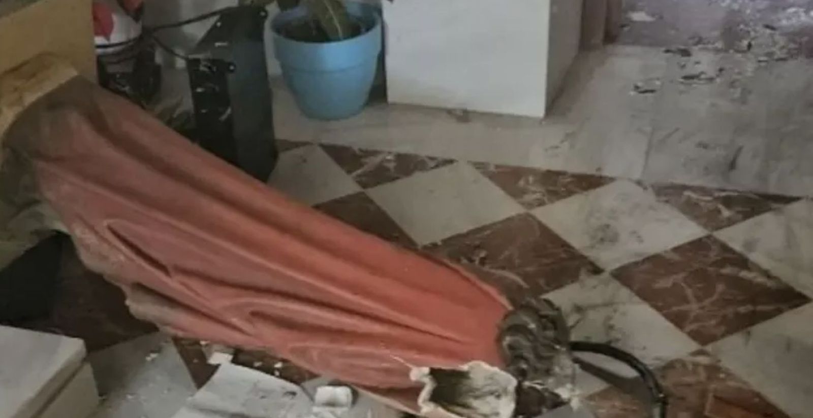 Destrozos en la iglesia