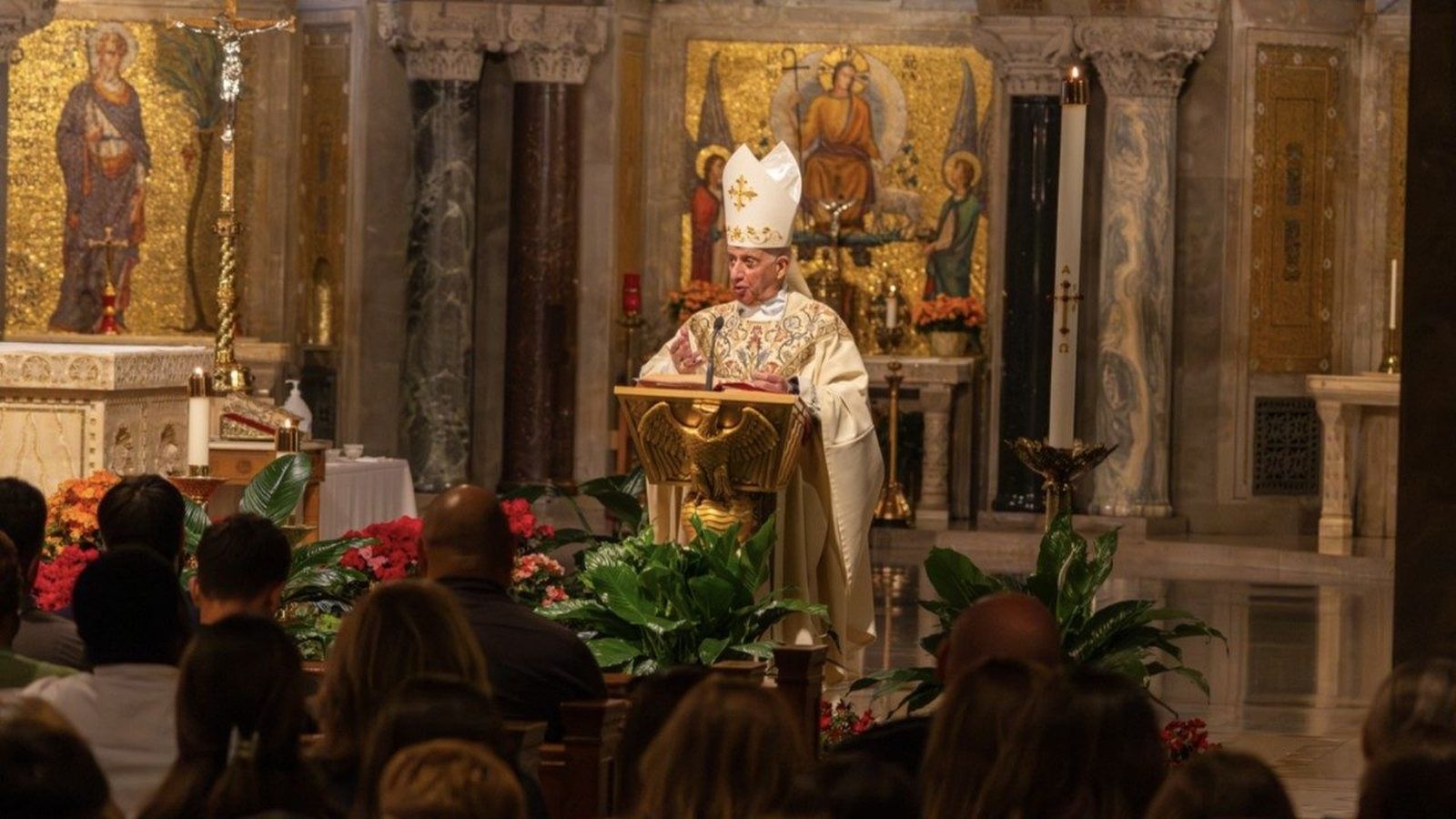El arzobispo durante la misa en el Santuario Nacional de Whasington D.C.
