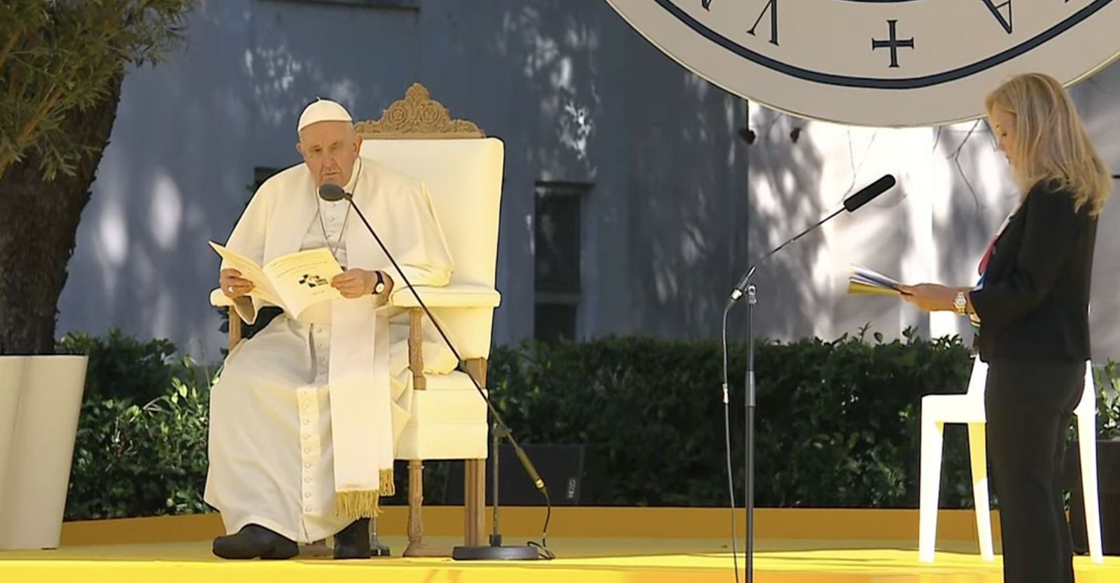 Francisco, junto a la rectora de la Universidad Católica Portuguesa
