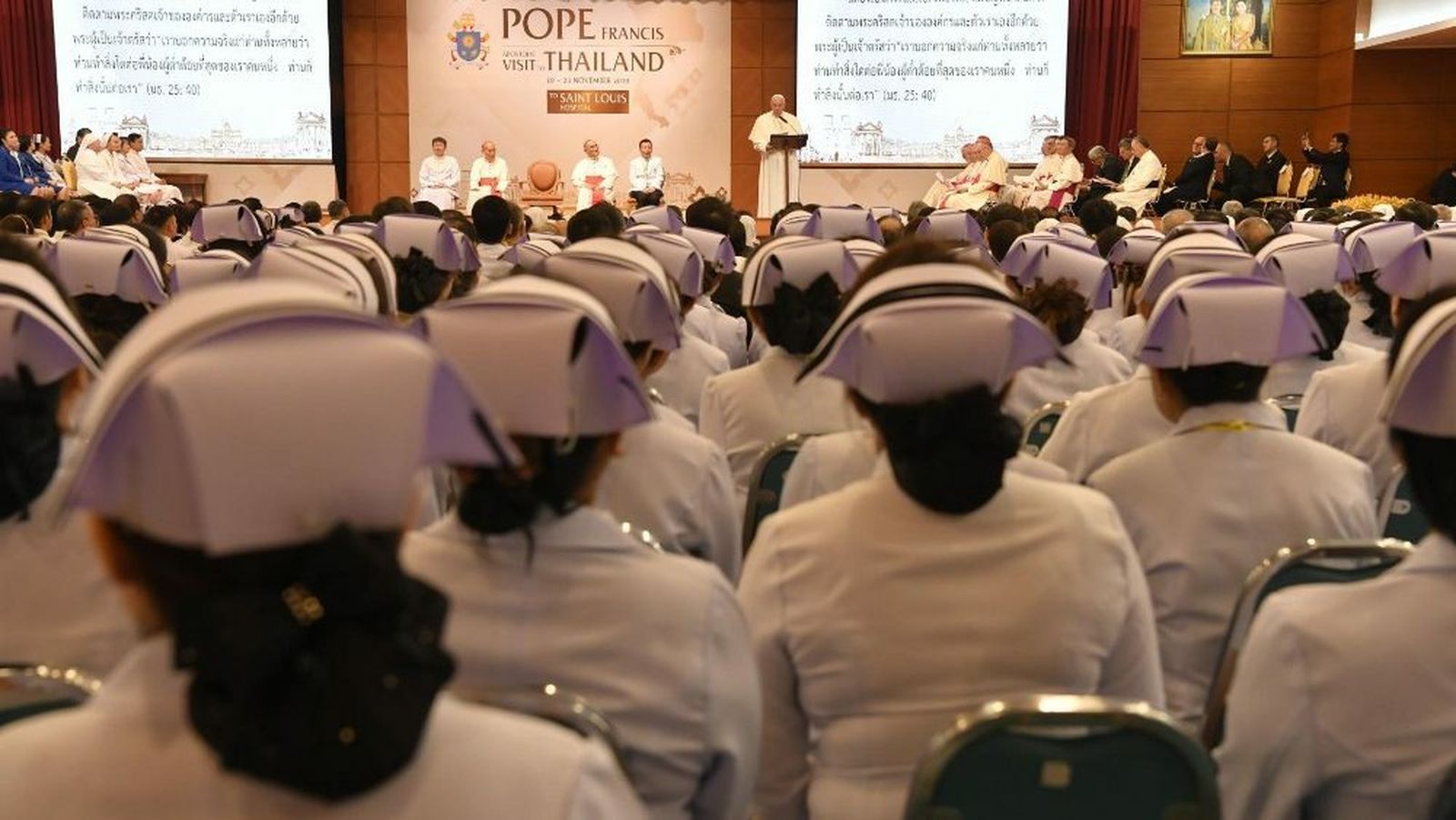 El personal médico escucha al Papa