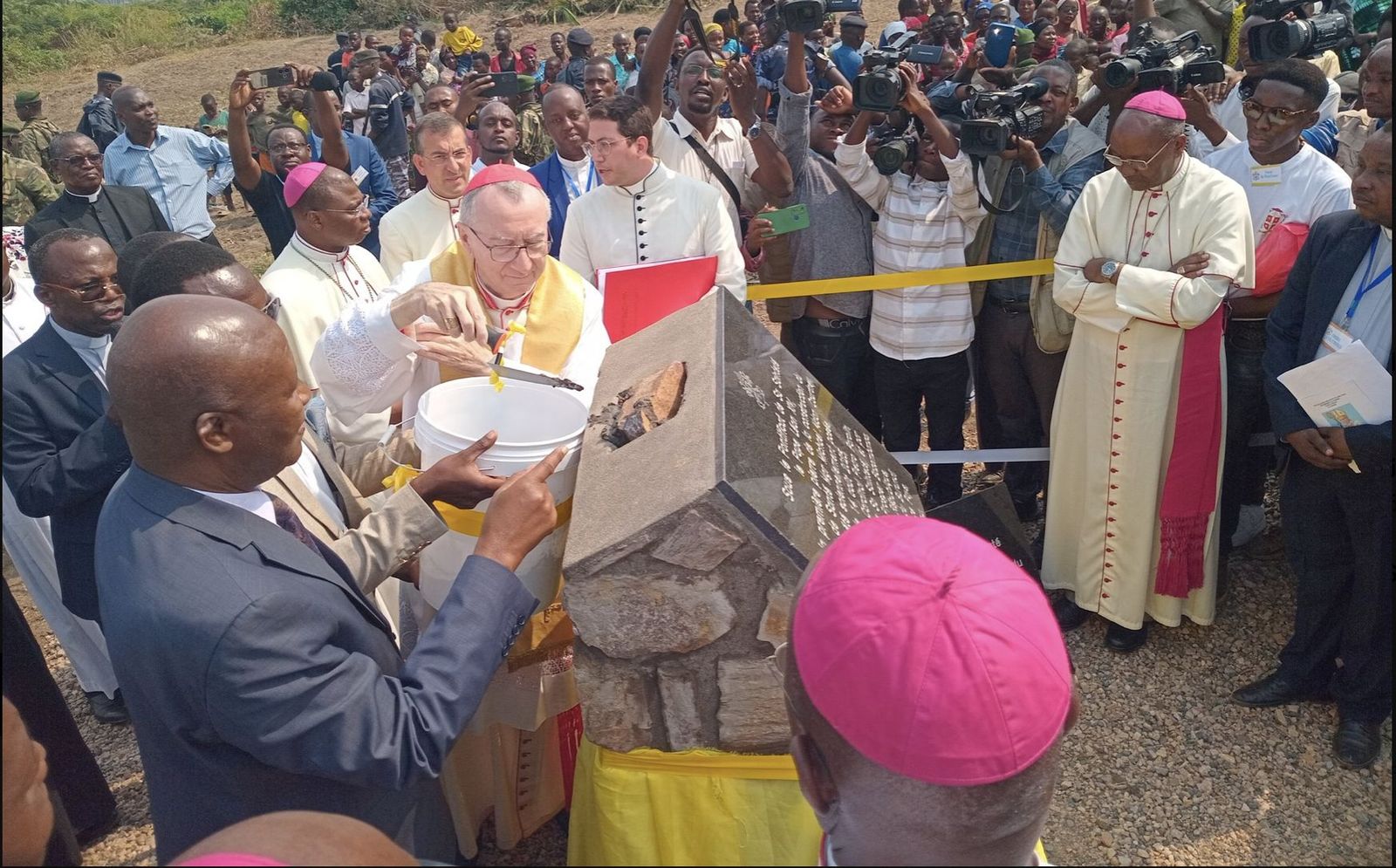 Parolin pone la primera piedra del monumento al arzobispo asesinado