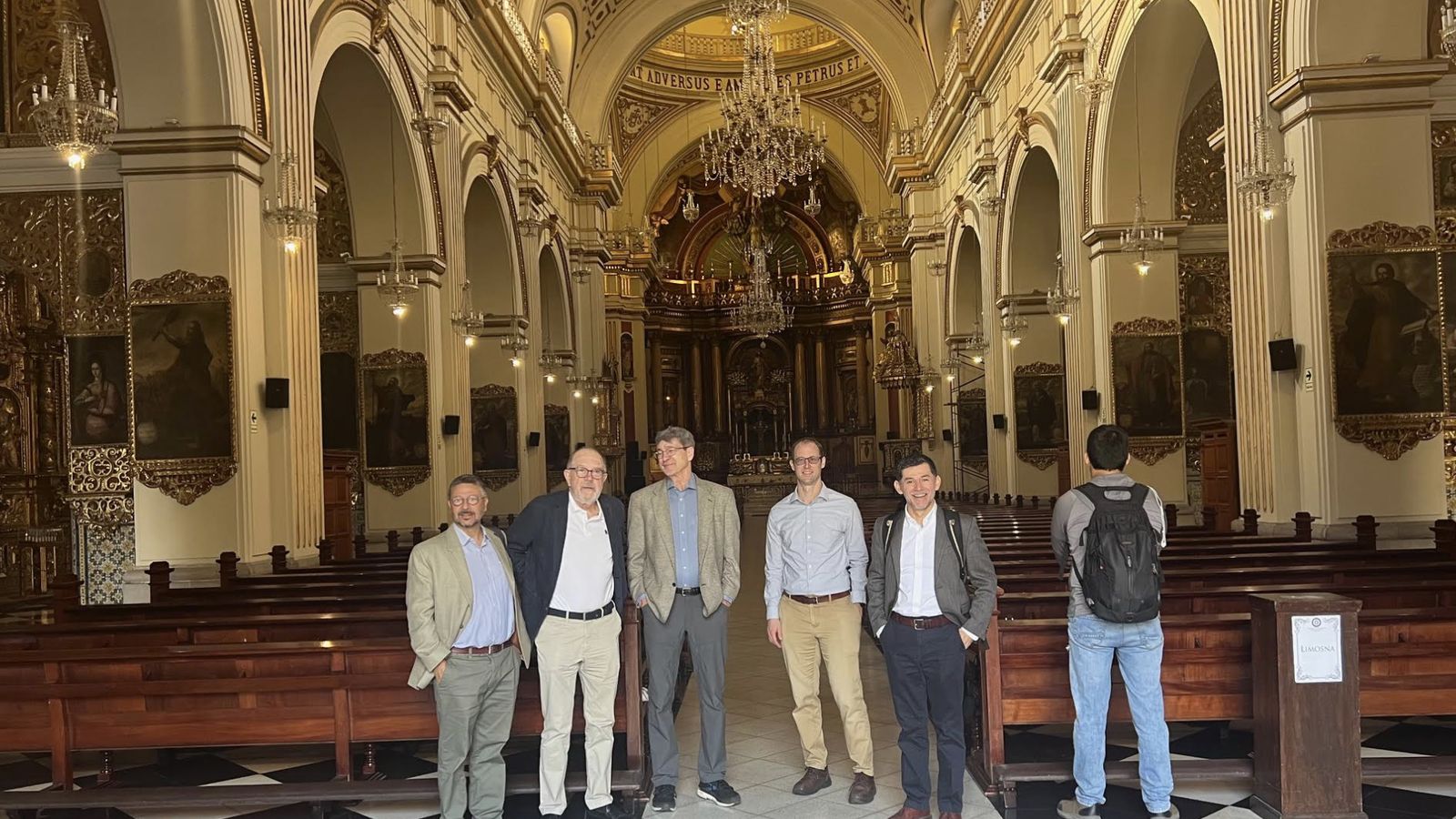 Algunos de los miembros de Pax Romana en la iglesia de San Pedro de Lima