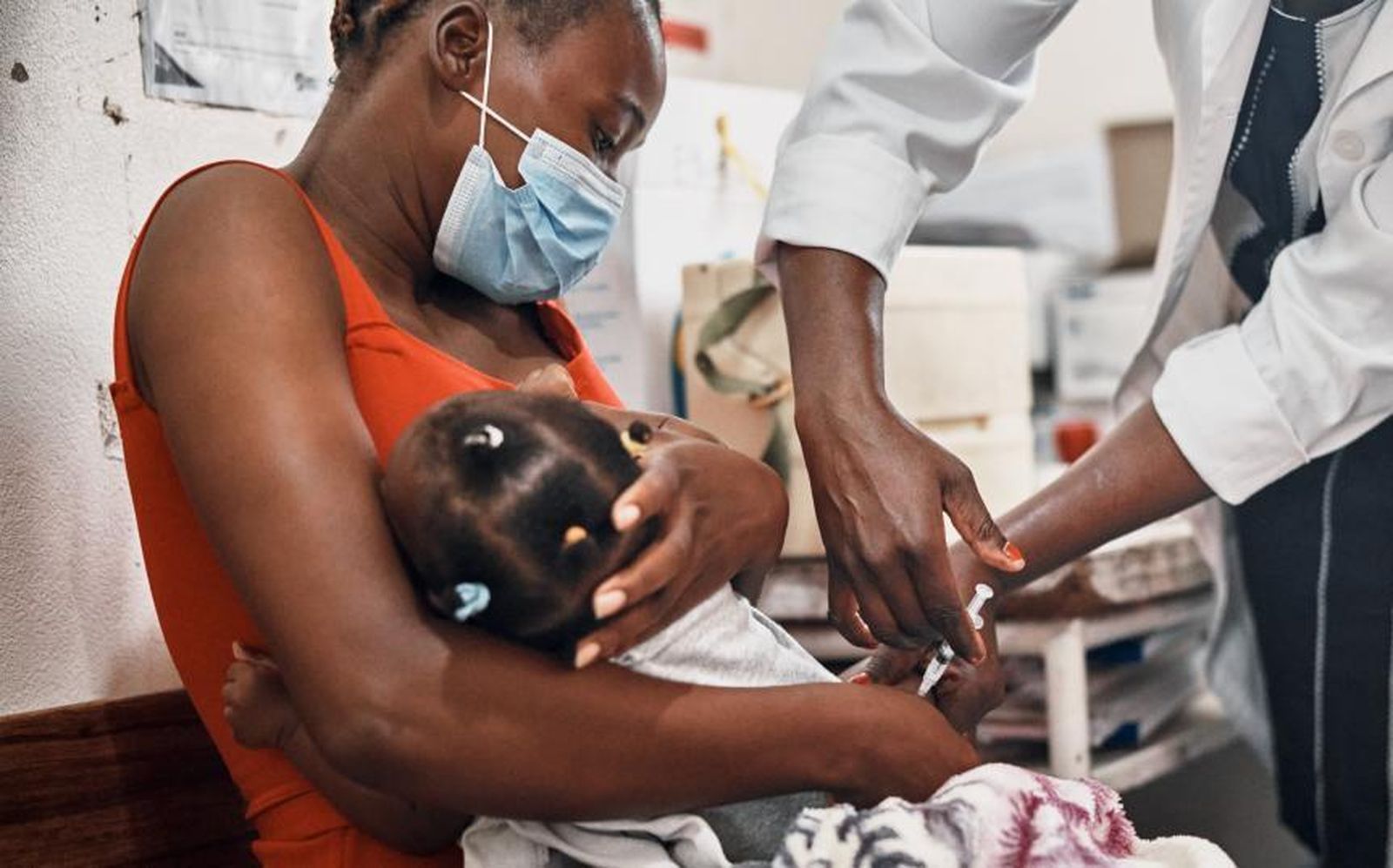 Una niña recibe una vacuna gracias a la Alianza para la Vacunación Infantil