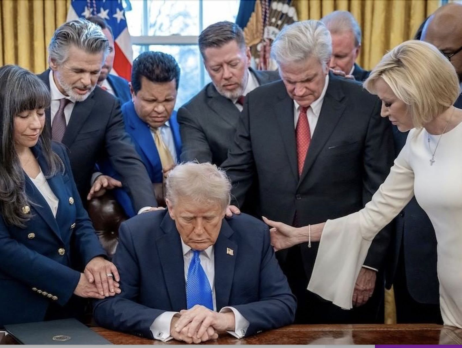 Trump reza en el Despacho Oval con sus consejeros