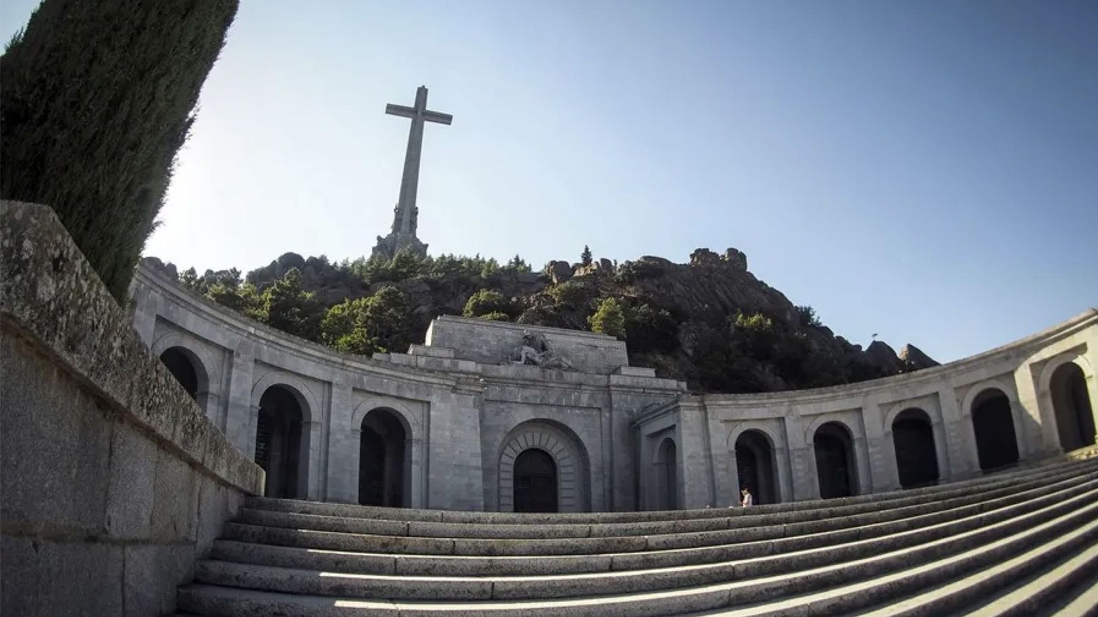 Fachada y Cruz de la abadía en el Valle de Cuelgamuros