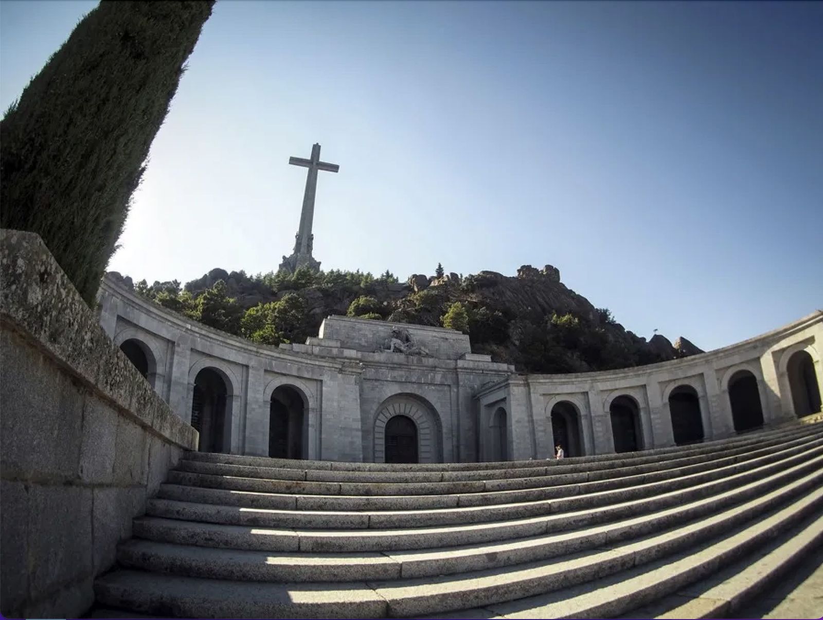 Fachada y Cruz de la abadía en el Valle de Cuelgamuros