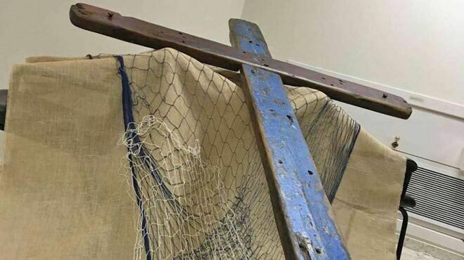 La Cruz de Lampedusa fue construida con tablas de una barcaza de personas migrantes que naufragó en octubre de 2013 frente a la costa italiana