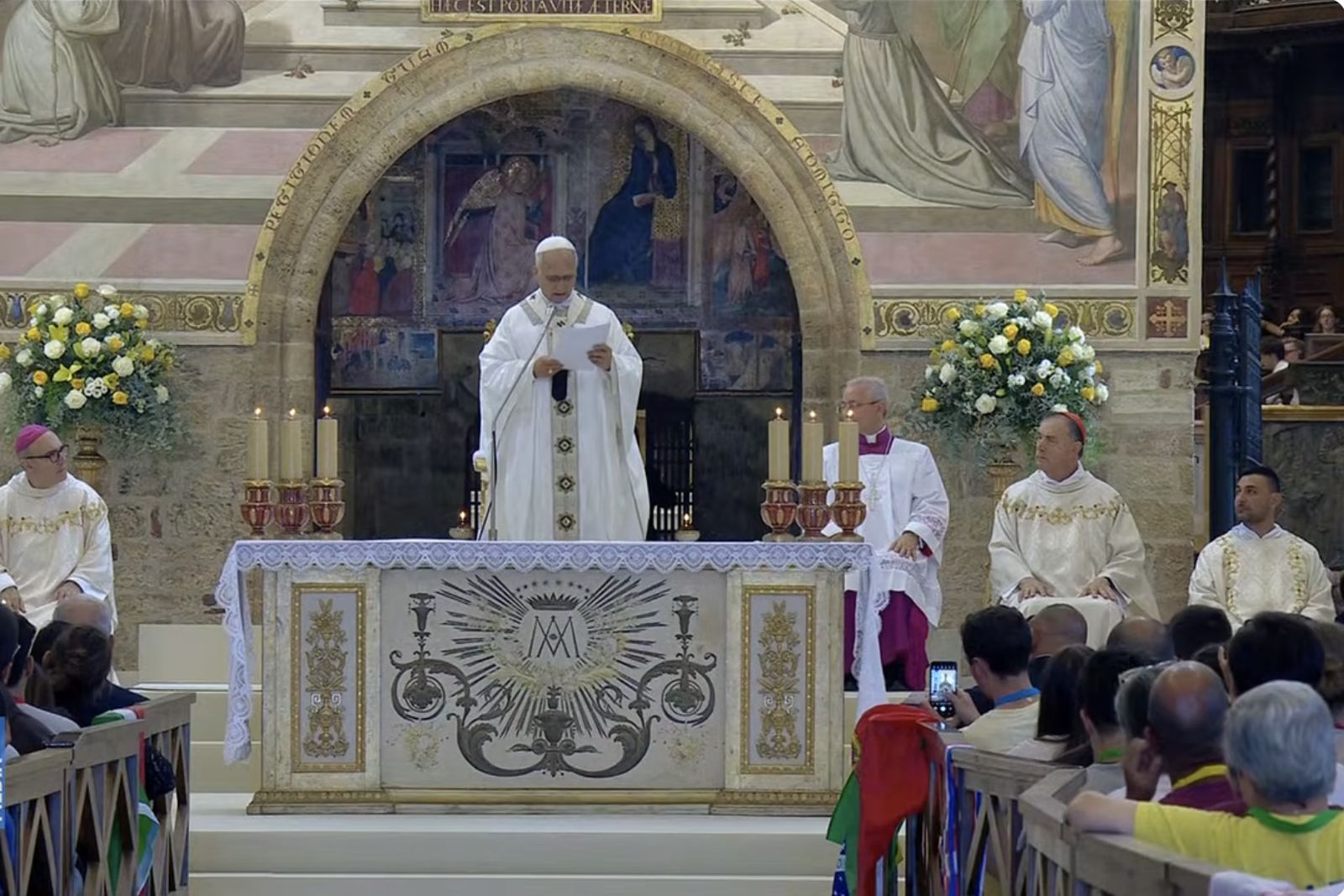 El Papa lee su homilía en la basílica de Asís