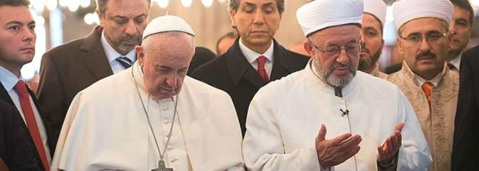 Francisco, durante su visita a la Mezquita Azul