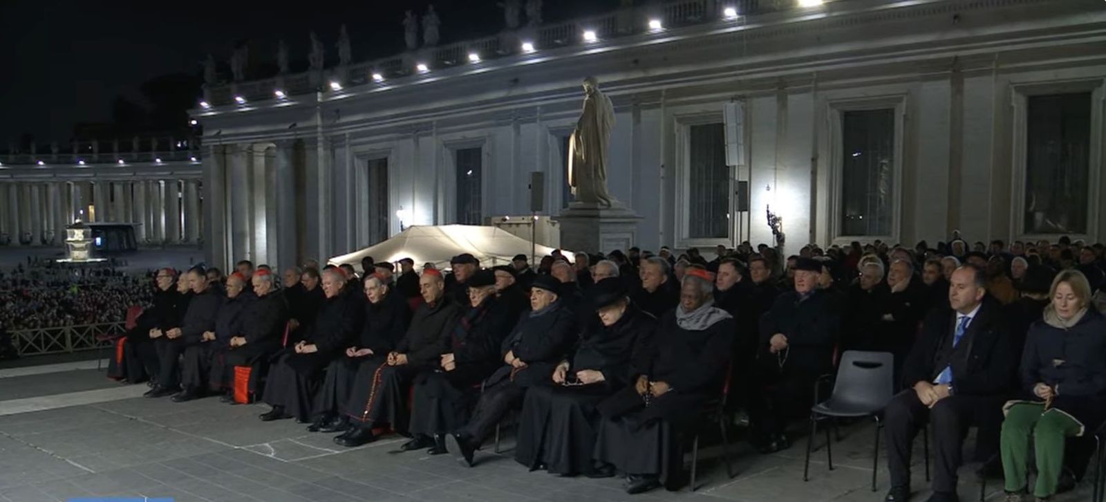 Algunos de los curiales presentes en el rezo del Rosario