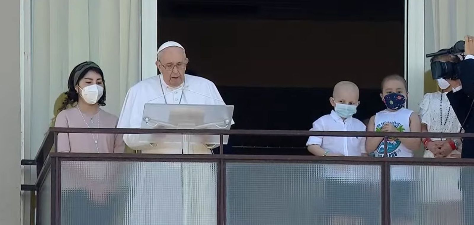 El Papa, en el balcón del Gemelli