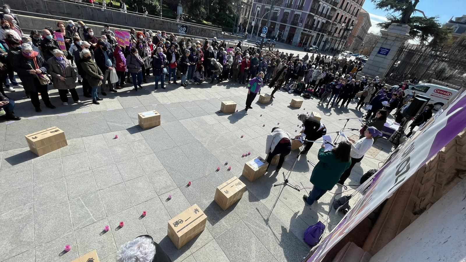 Revuelta de mujeres ante la Almudena