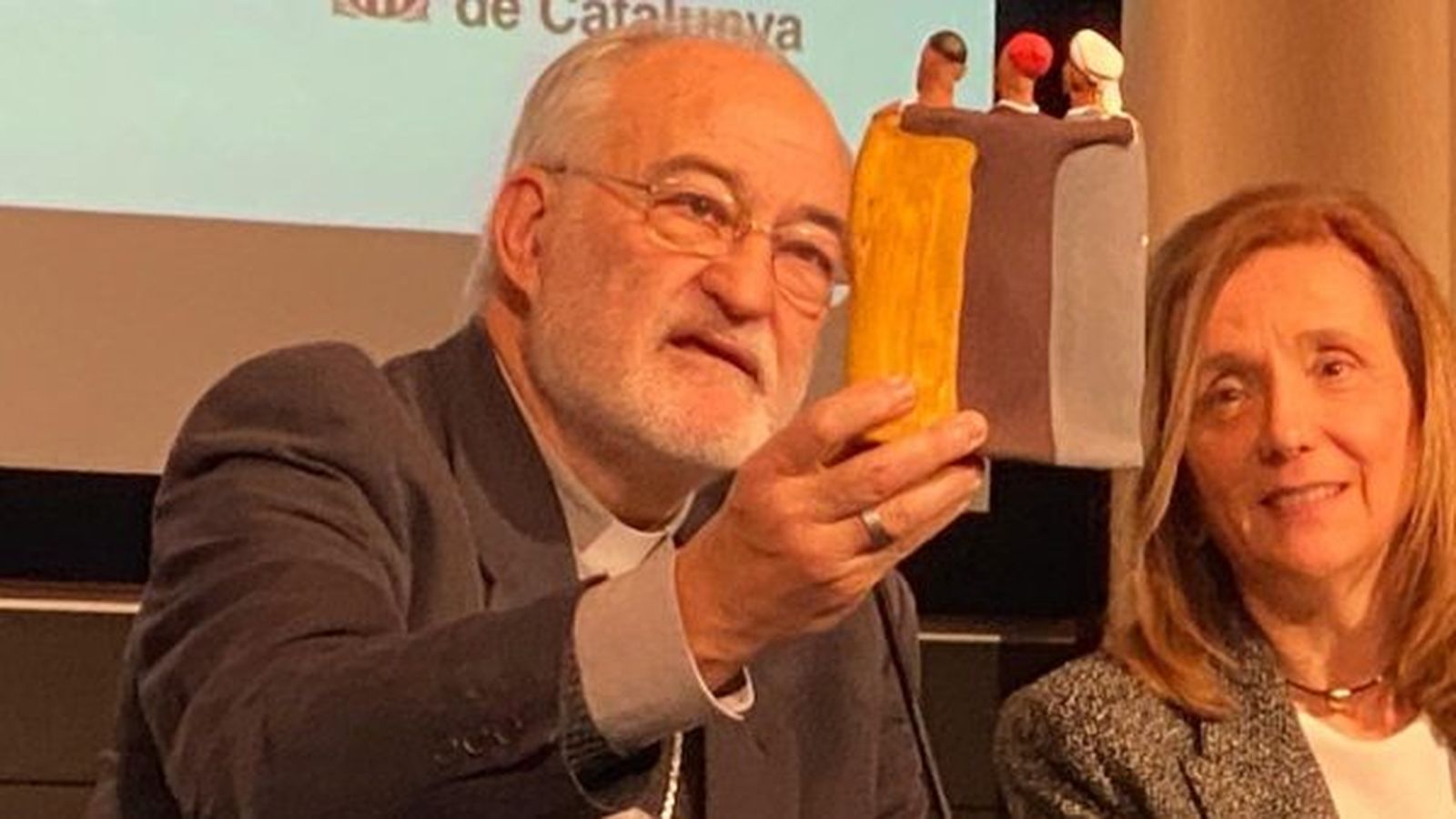 López, mostrando una imagen distribuida en Marruecos de representantes de las tres grandes religiones.