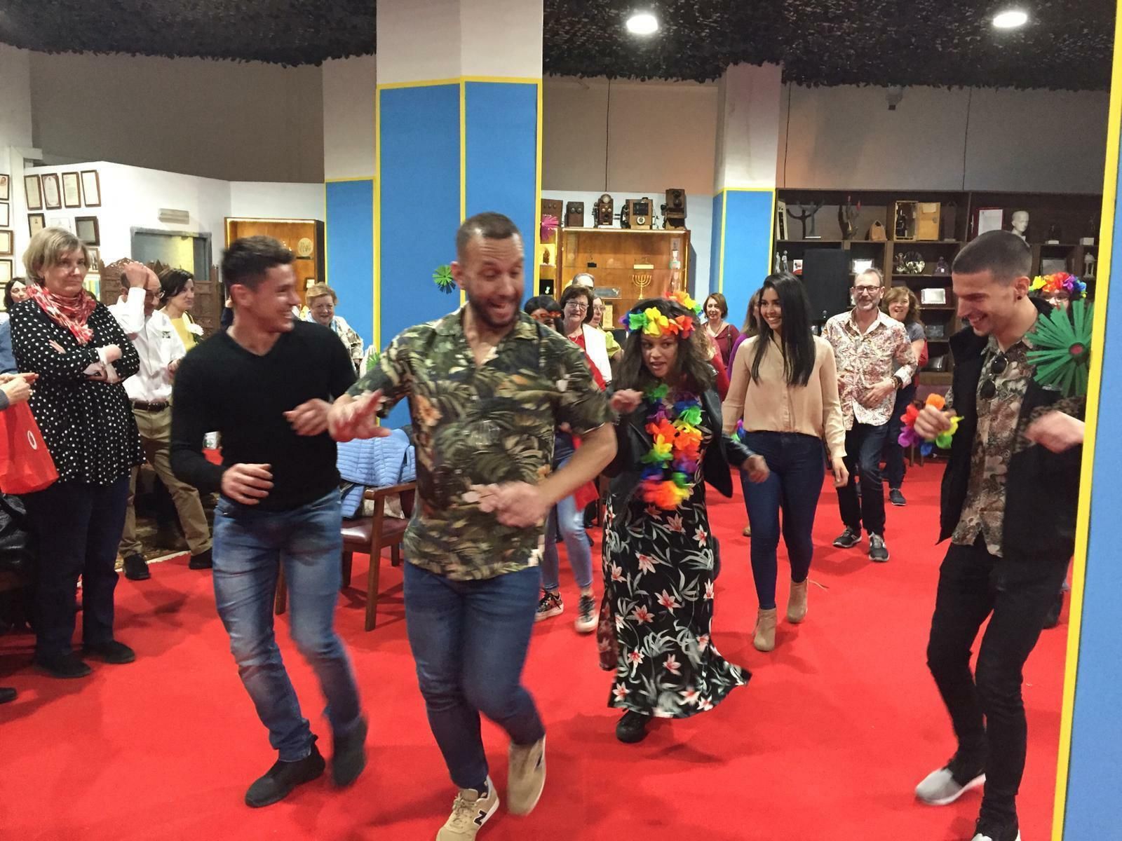 El acto concluyó con un ágape fraterno compartido y con una exhibición de baile de Álvaro y de sus muchachos/as