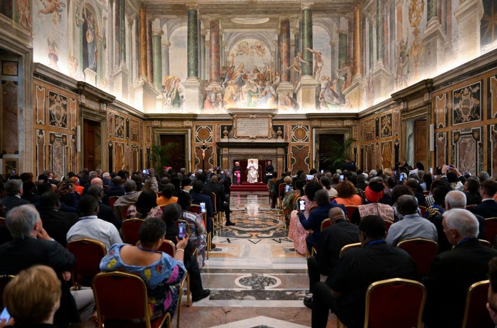 León XIV recibe a los asistente a la beatificacióin del joven congoleño Floribert