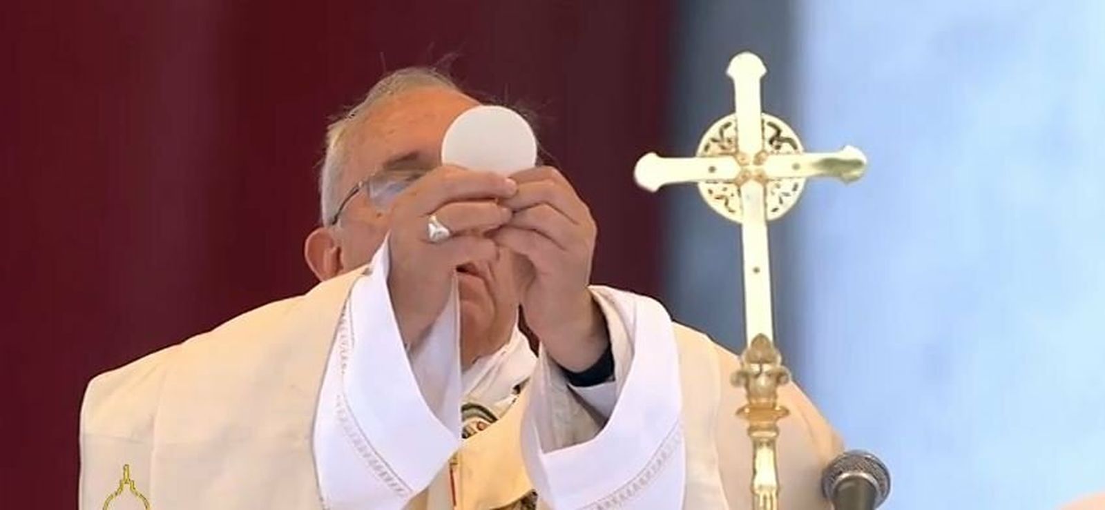 El Papa alza la hostia