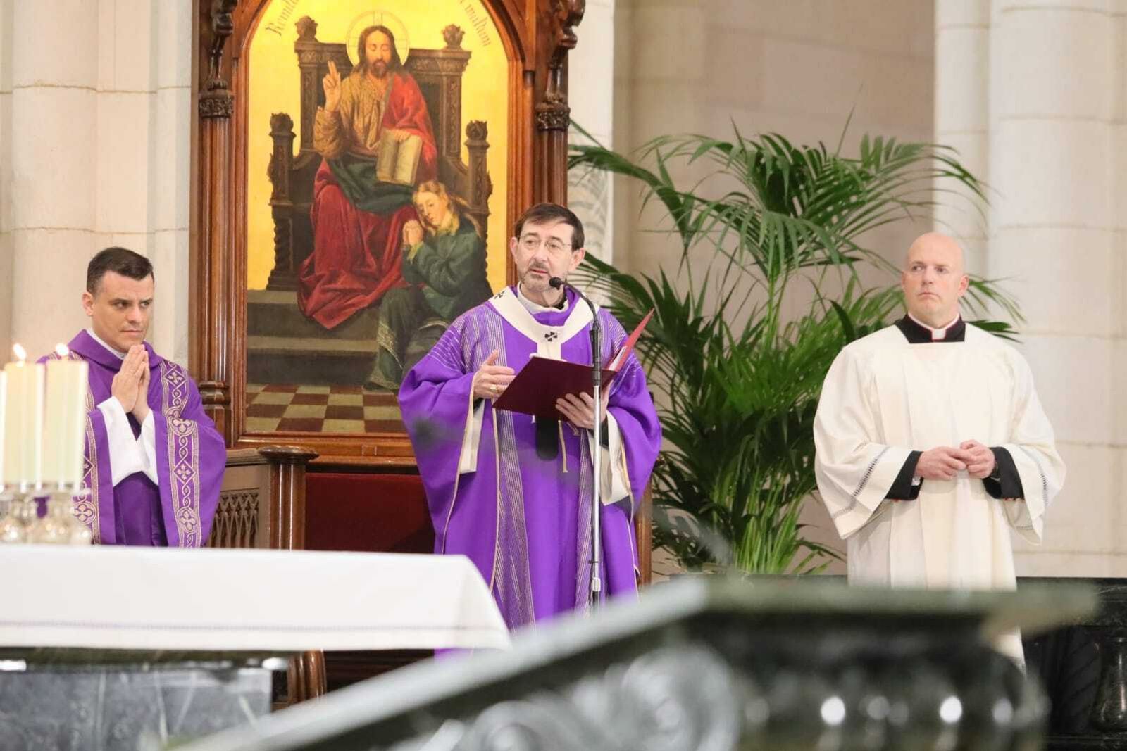 José Cobo, durante el funeral