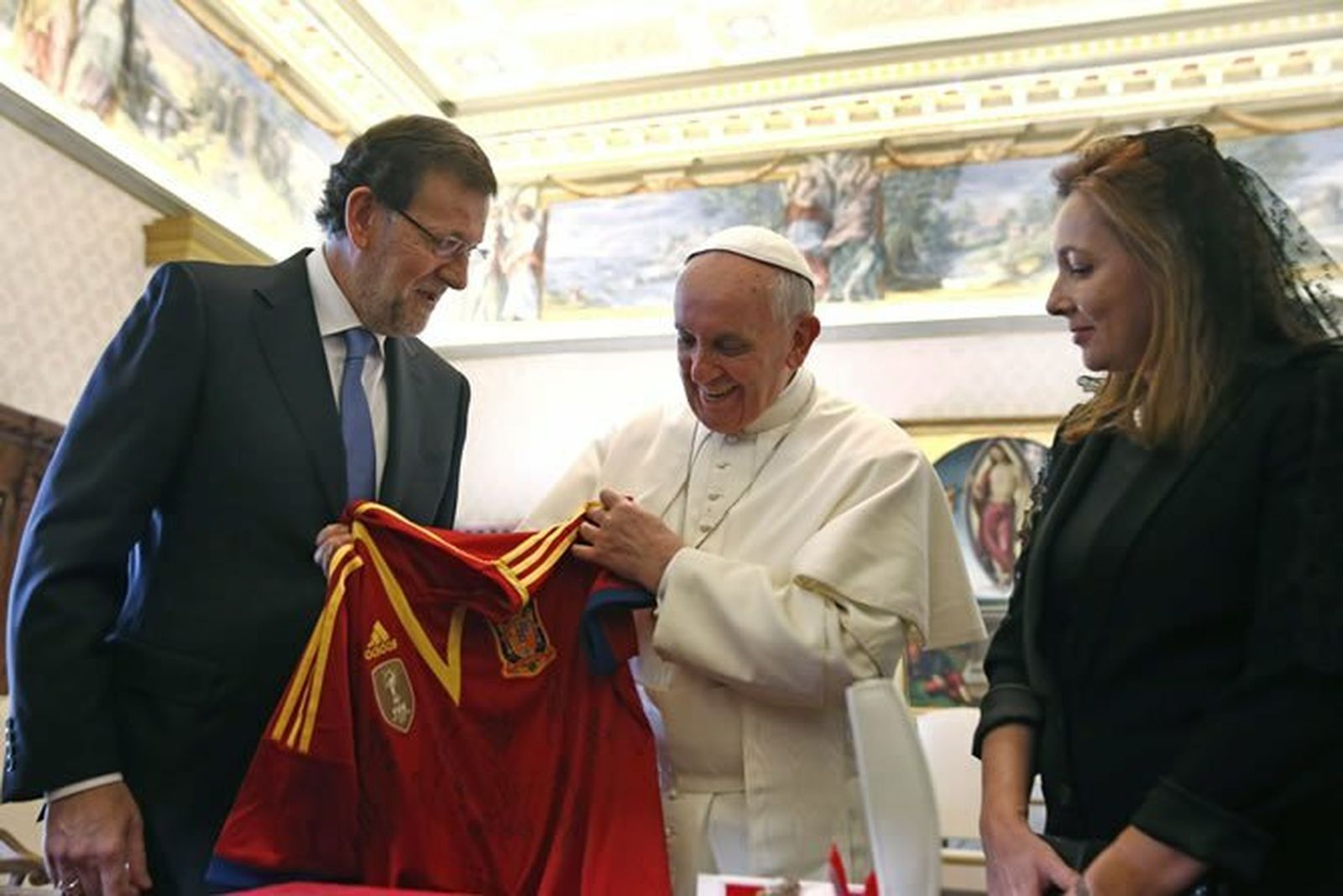Rajoy y su esposa, con Papa Francisco