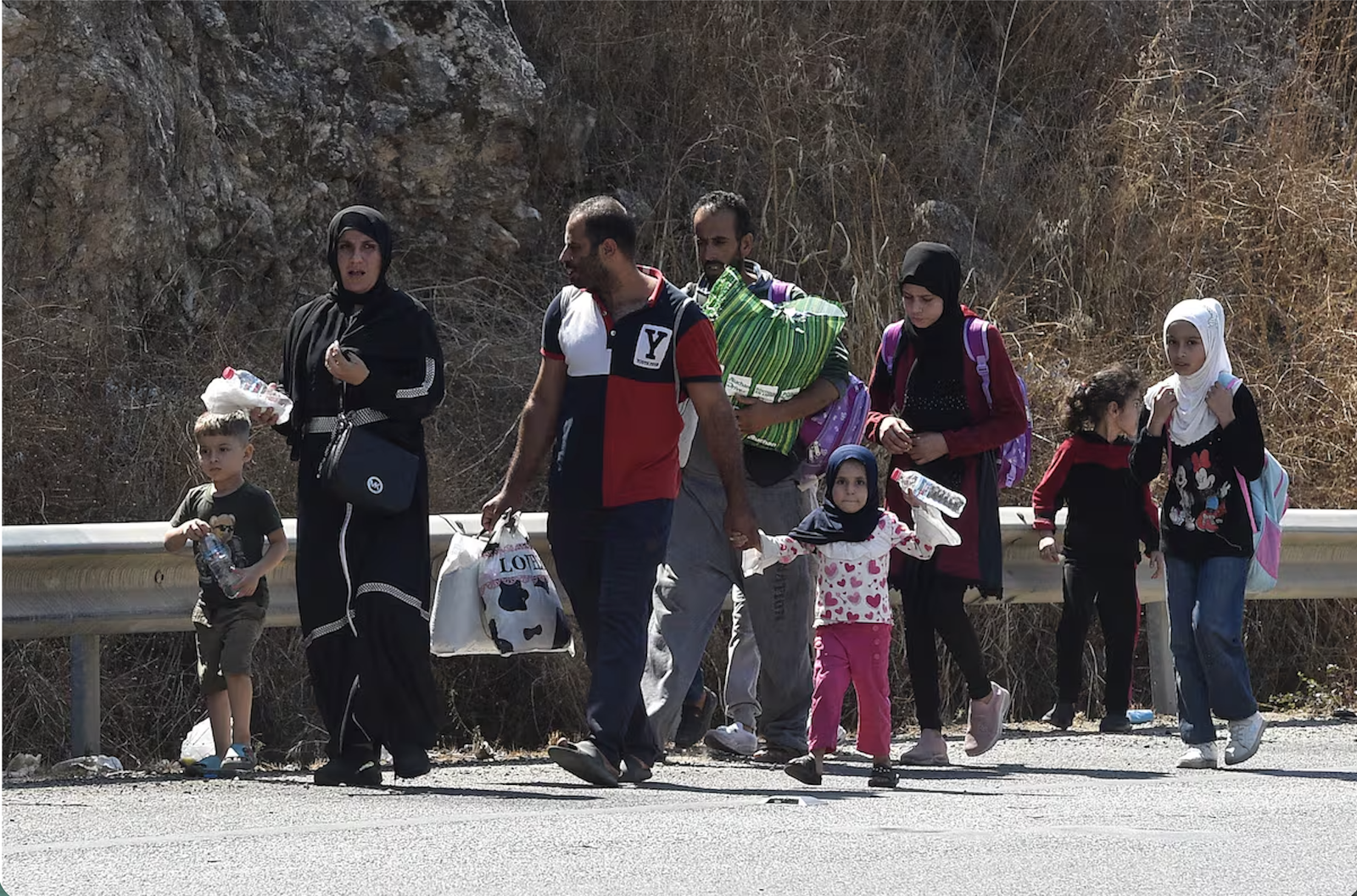 Una familia del sur del Líbano huye de los bombardeos de Israel