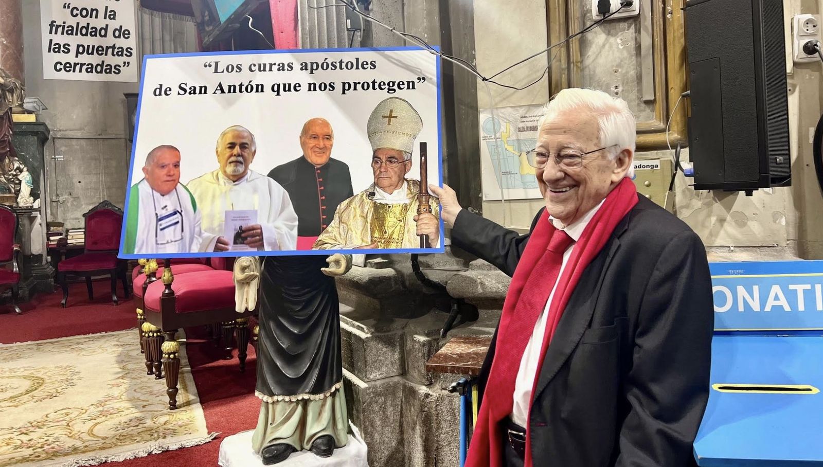 El Padre Ángel con sus curas muertos