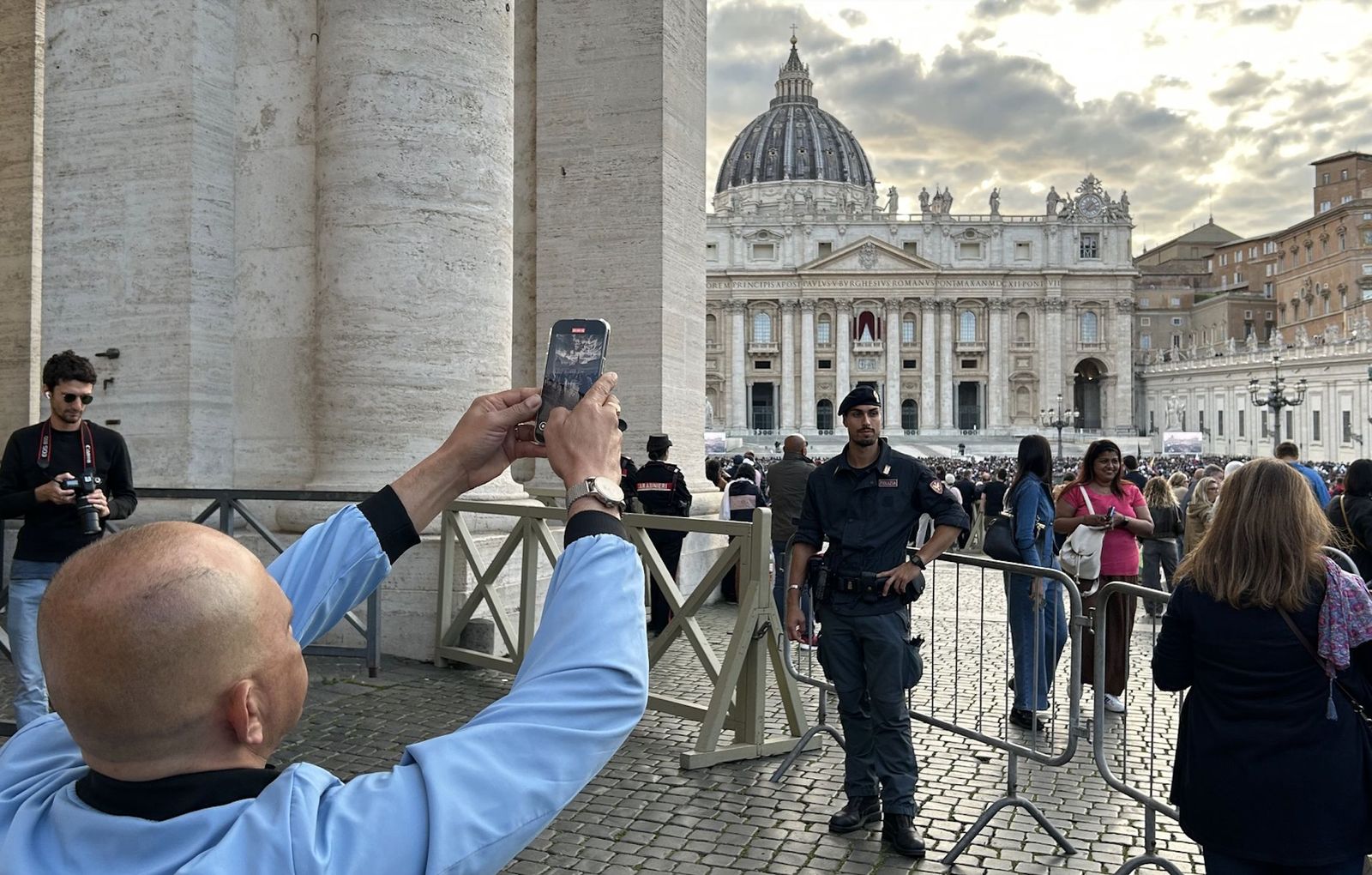Un cura busca el humo con su móvil