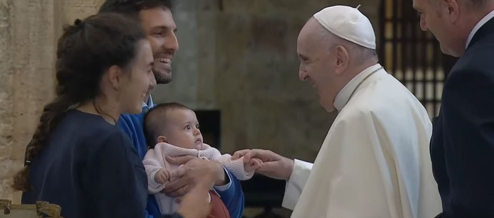 Papa saluda a la familia francesa