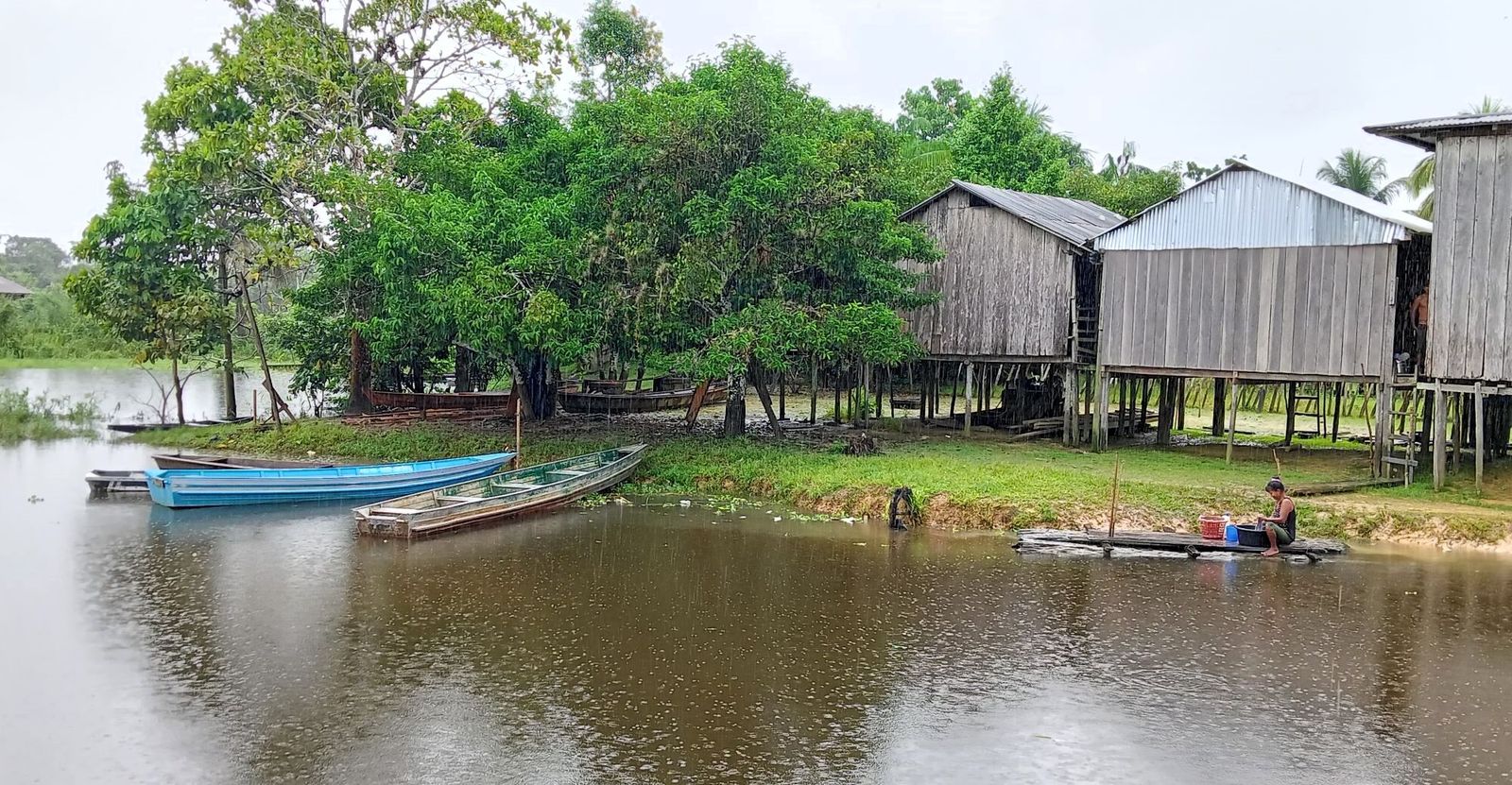 Mujer lavando ropa en Cushillo Cocha (río Amazonas)