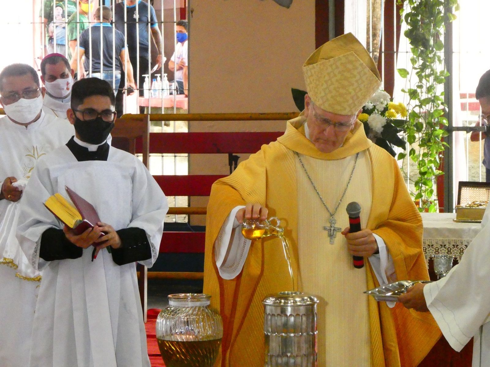 Mons. Leonardo Steiner bendice los Santos Óleos
