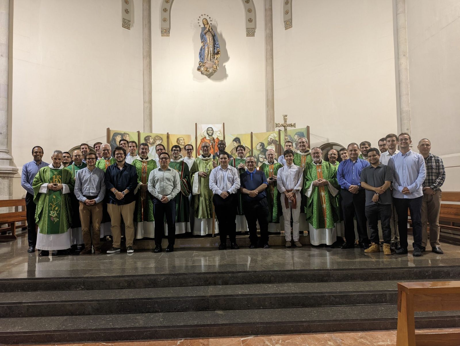 El cardenal Omella posa con un grupo de seminaristas