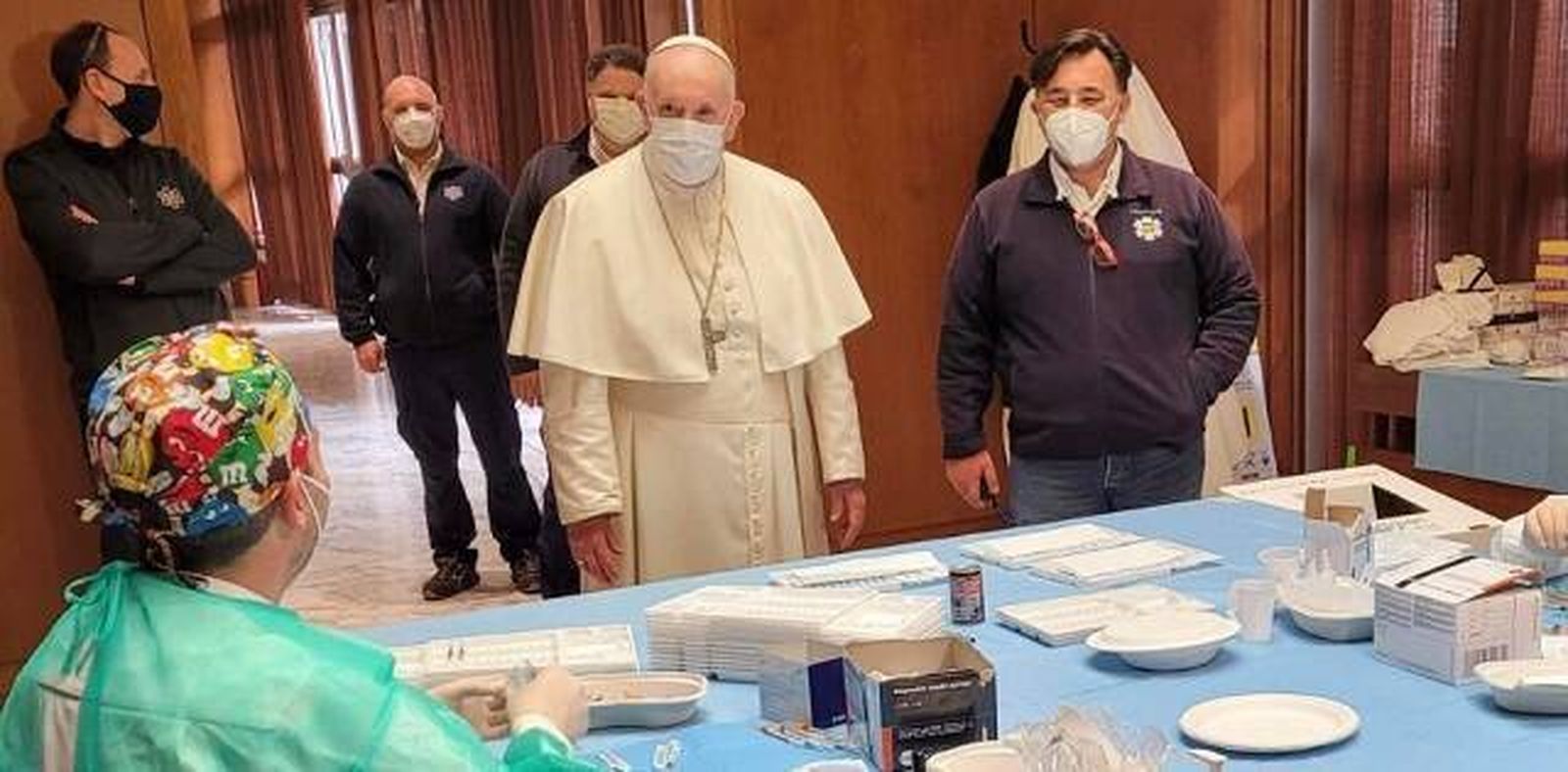 Francisco visita a los vacunados en el Aula Pablo VI de la primera dosis