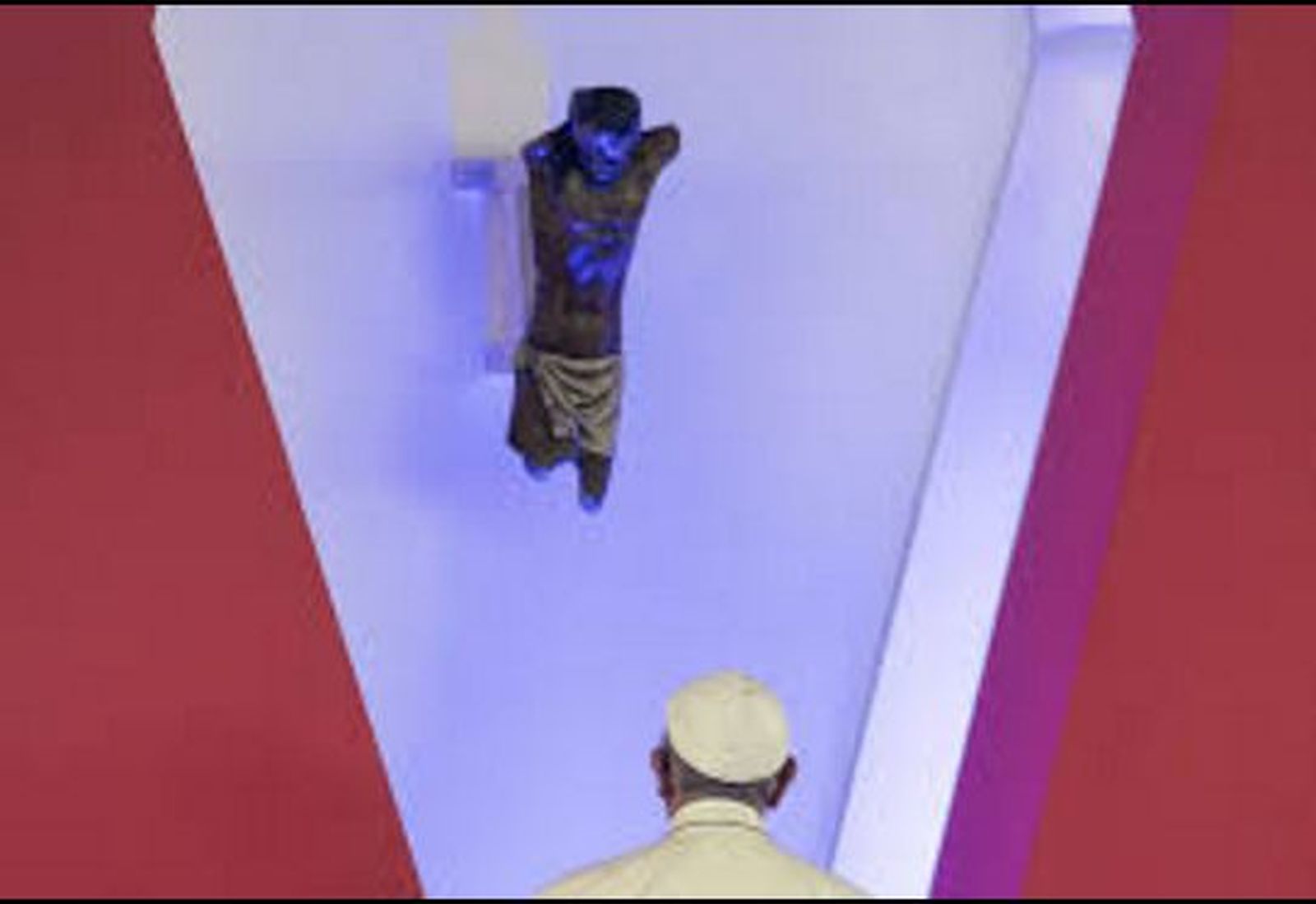 El Papa ante el Cristo mutilado