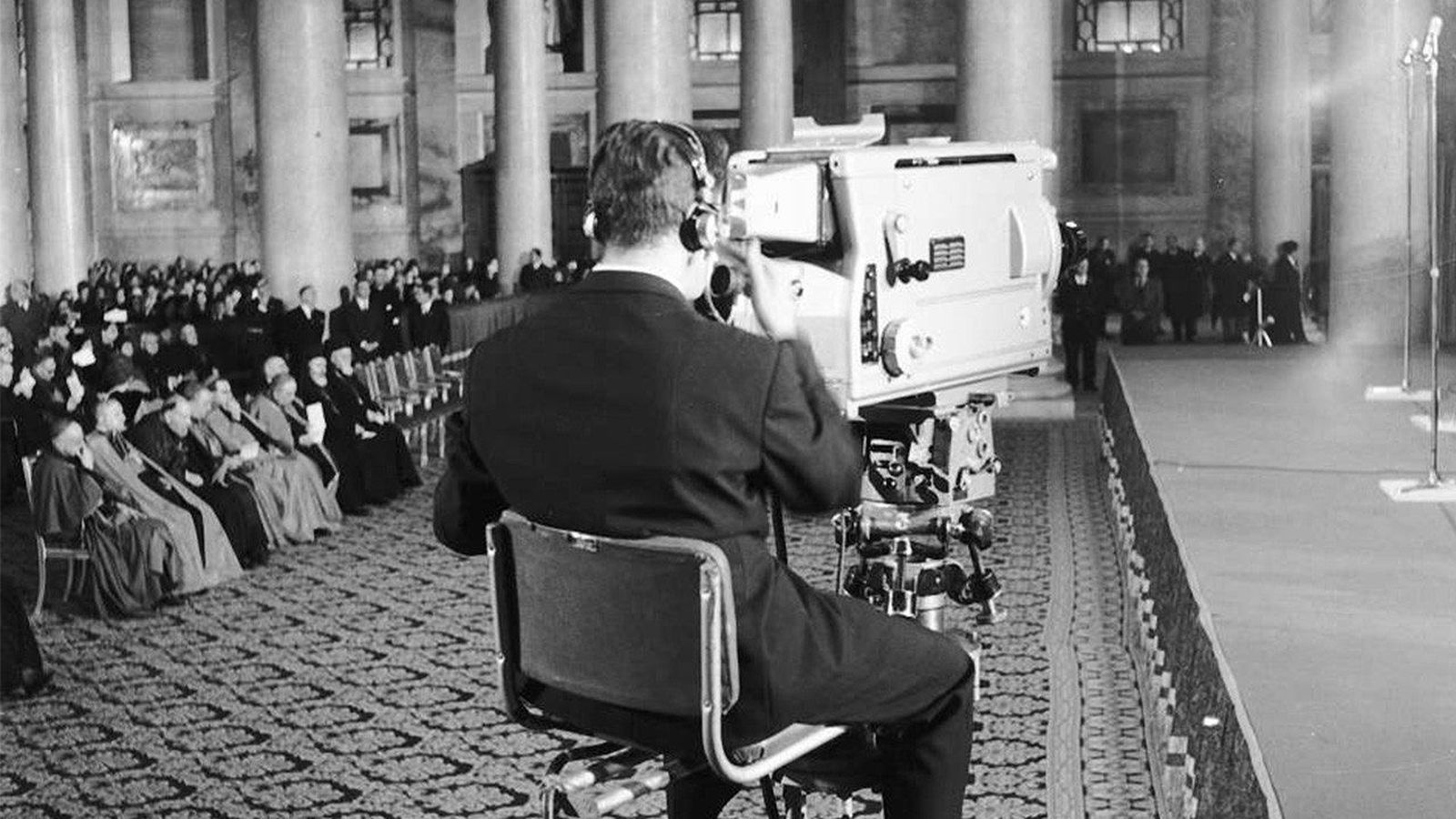 Un camarógrafo filma los eventos conciliares