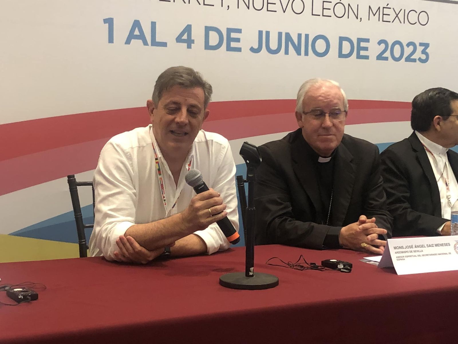 Álvaro Martínez y el arzobispo José Angel Saiz Meneses