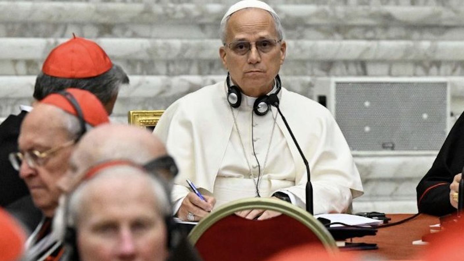 El Papa escucha a los cardenales en su primer consistorio