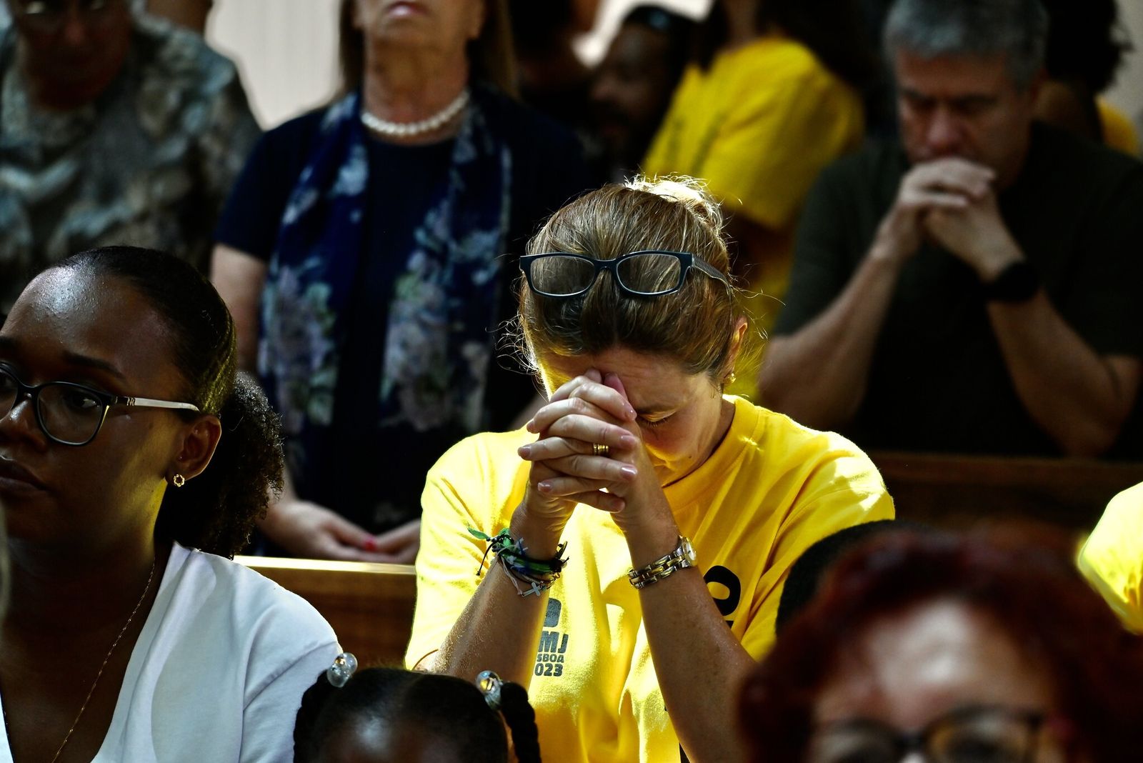 Una mujer reza durante una eucaristía