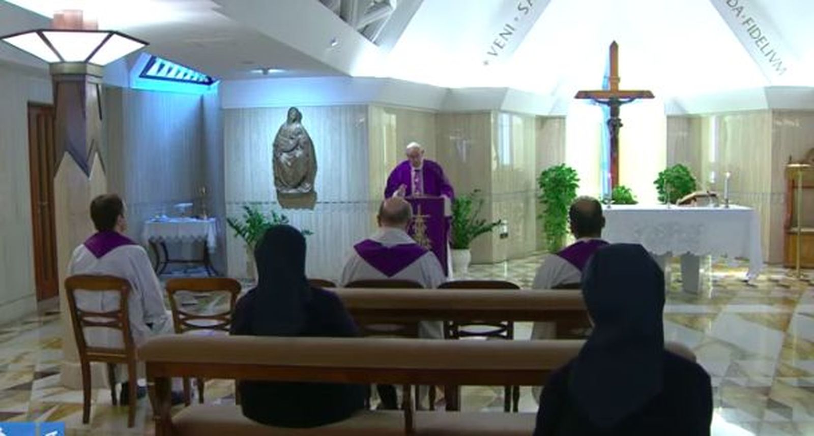 Francisco compartió la misa con varios curas y religiosas