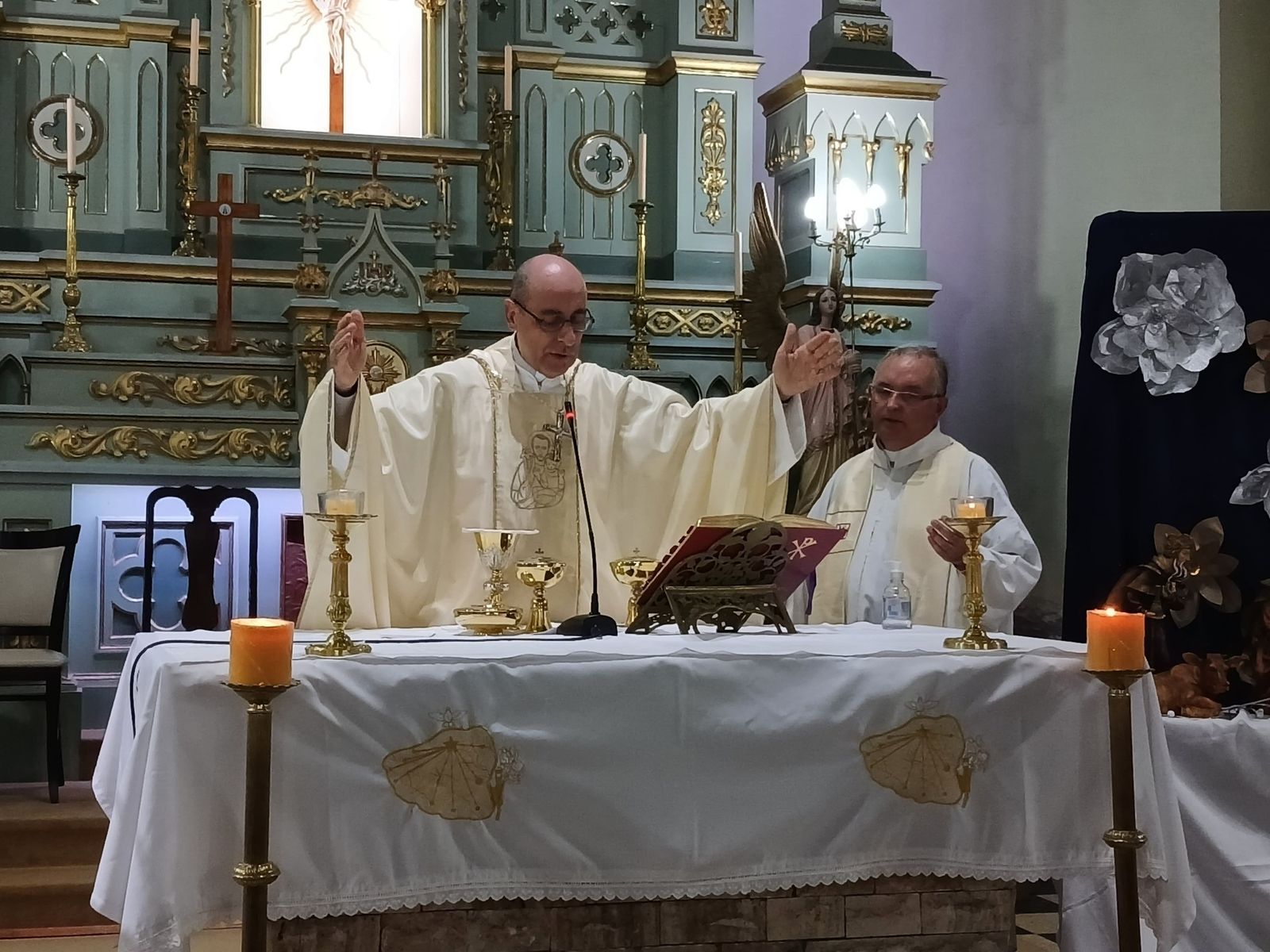Tucho Fernández, en la misa de Nochebuena en su pueblo