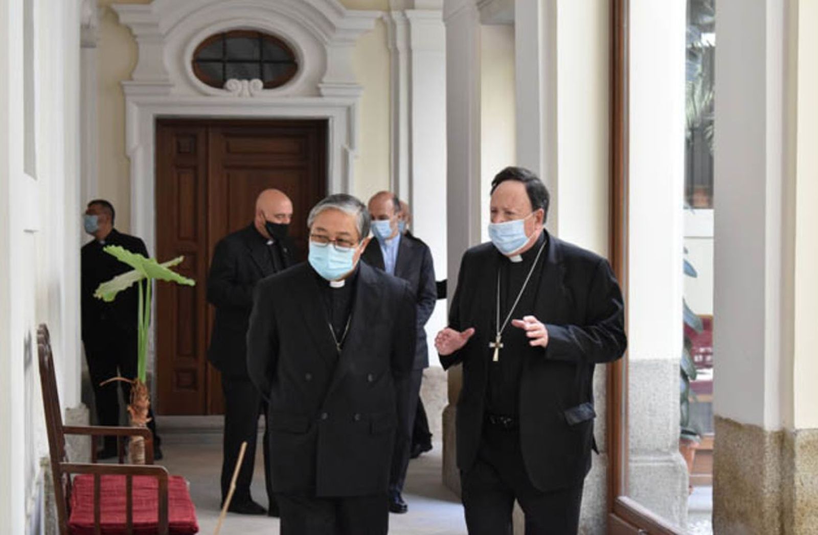 El nuncio Auza visita el arzobispado castrense