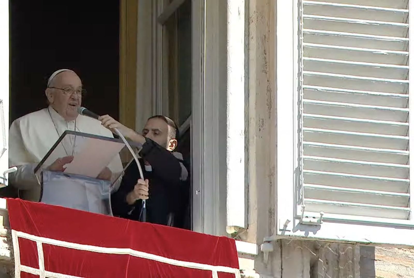 Francisco se asoma al balcón del palacio apostólico