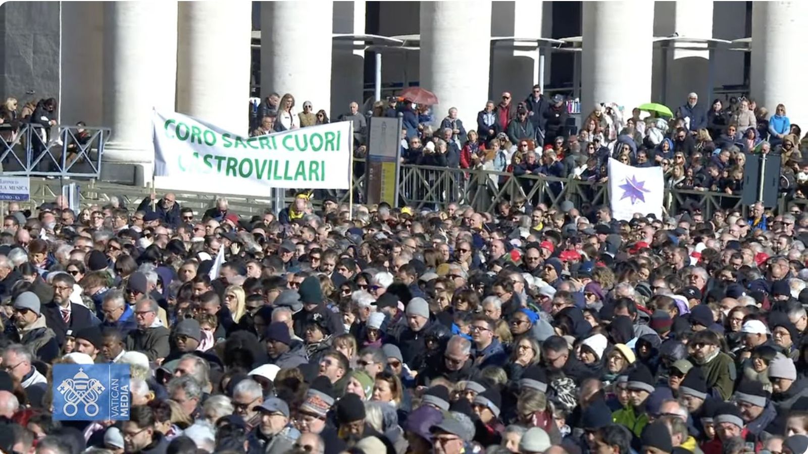 Los fieles rezan el ángelus en la plaza de San Pedro