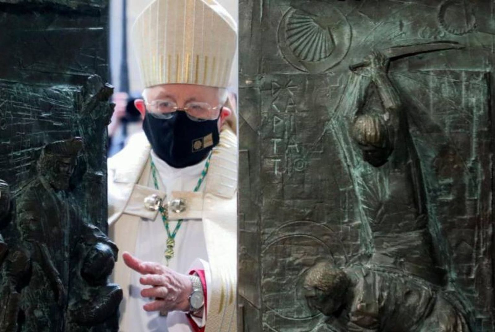 Julián Barrio abre la puerta santa