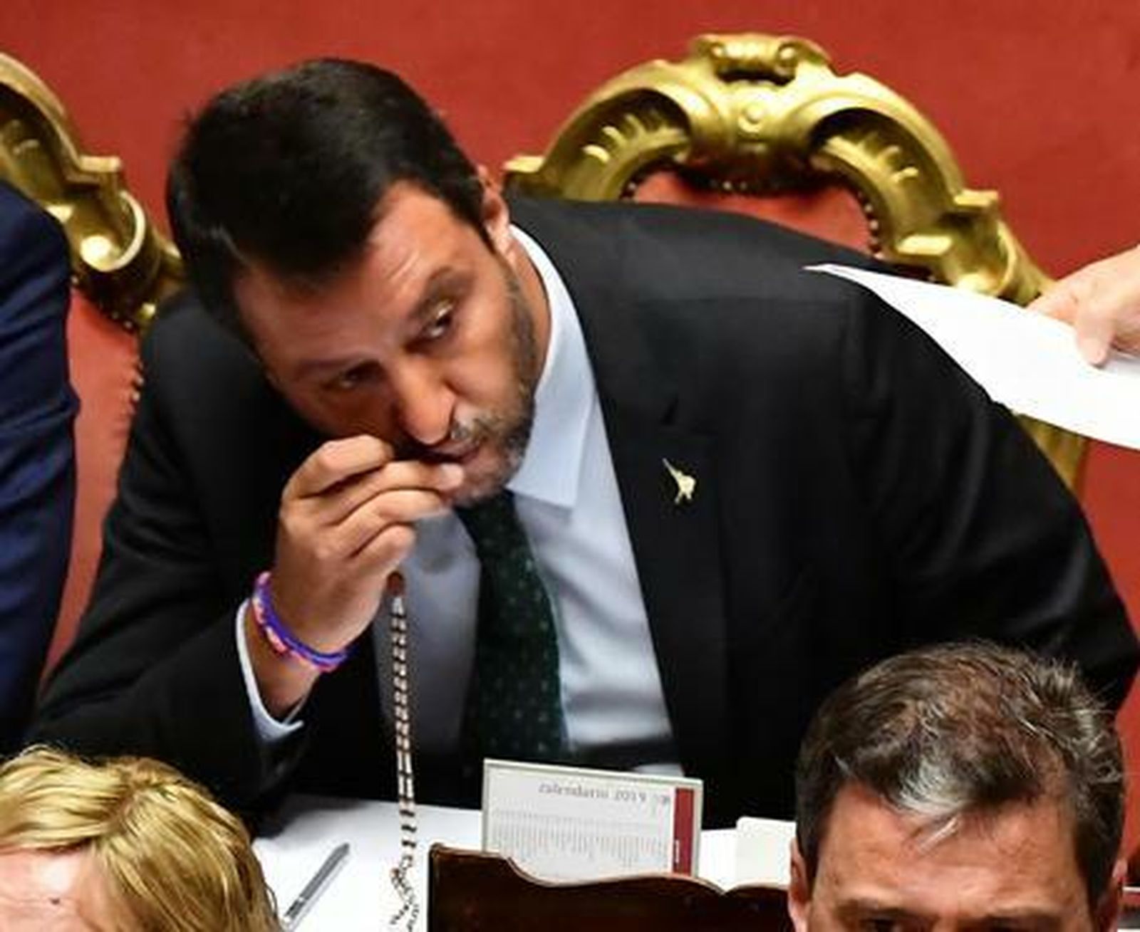 Salvini besa su rosario mientras escucha a Conte