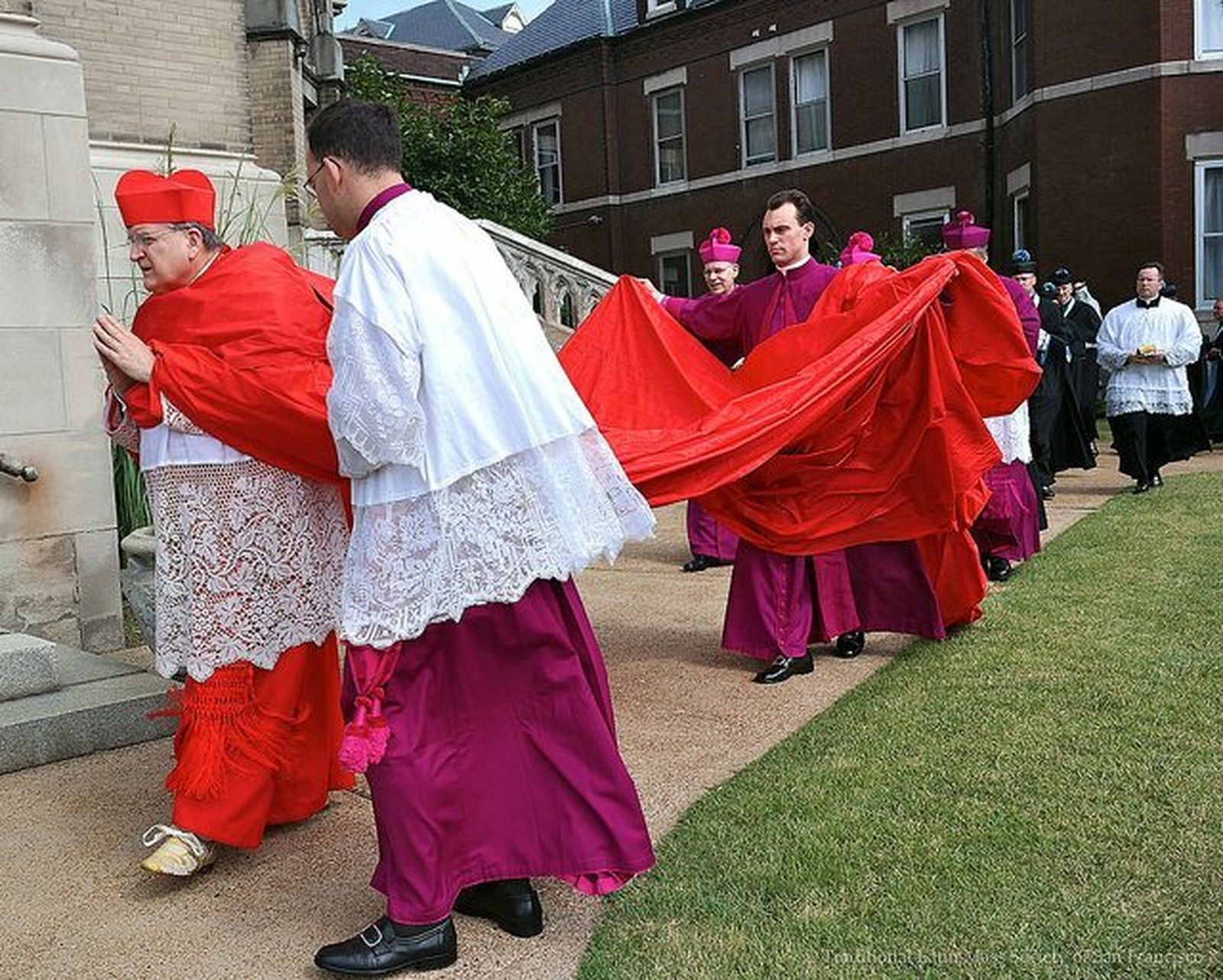 La capa magna del cardenal Burke