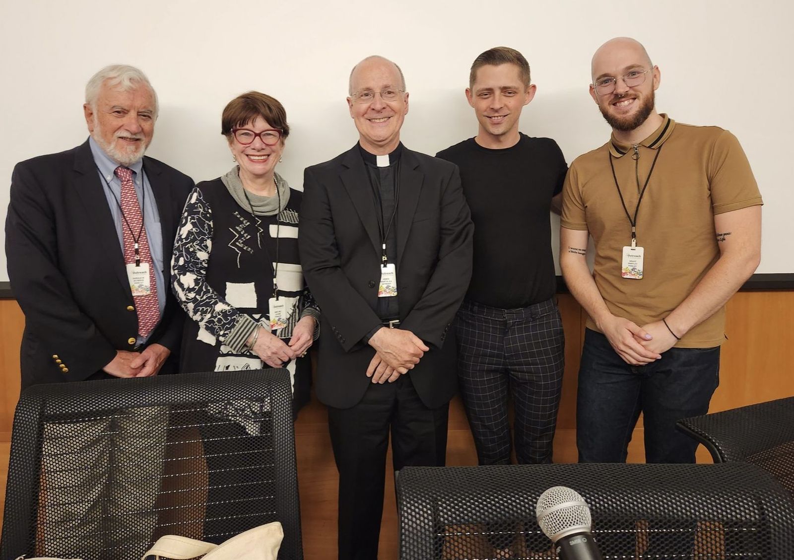 James Martin, con algunos de los participantes en el Outreach23