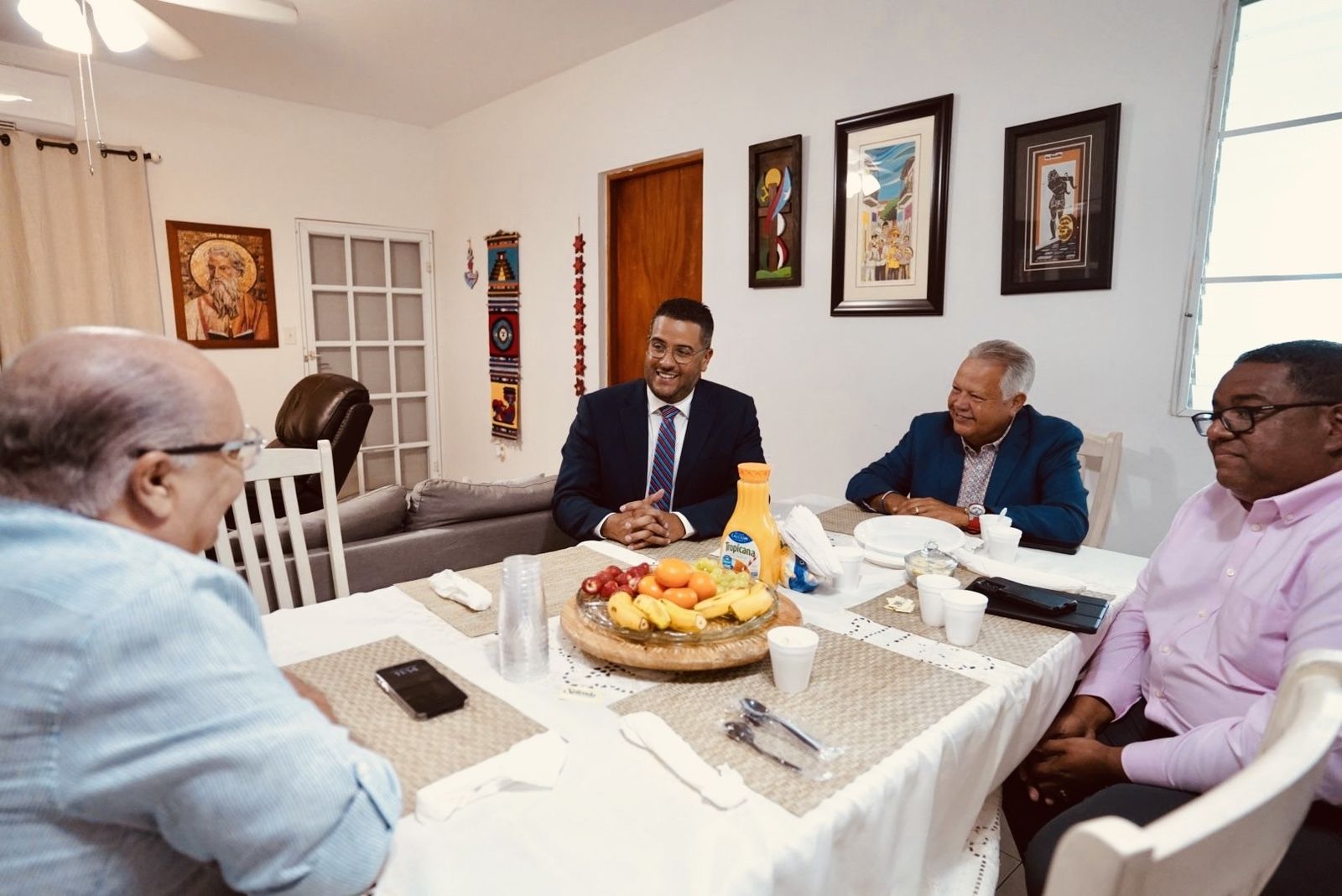 De izda a dcha, padre Pedro y el candidato del Partido Popular Democrático, Jesús Manuel Ortiz junto a otros candidatos al senado