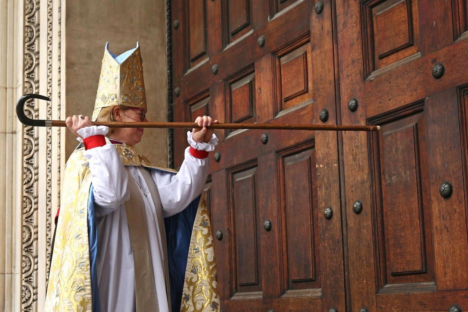 Las mujeres llaman a las puertas de la Iglesia