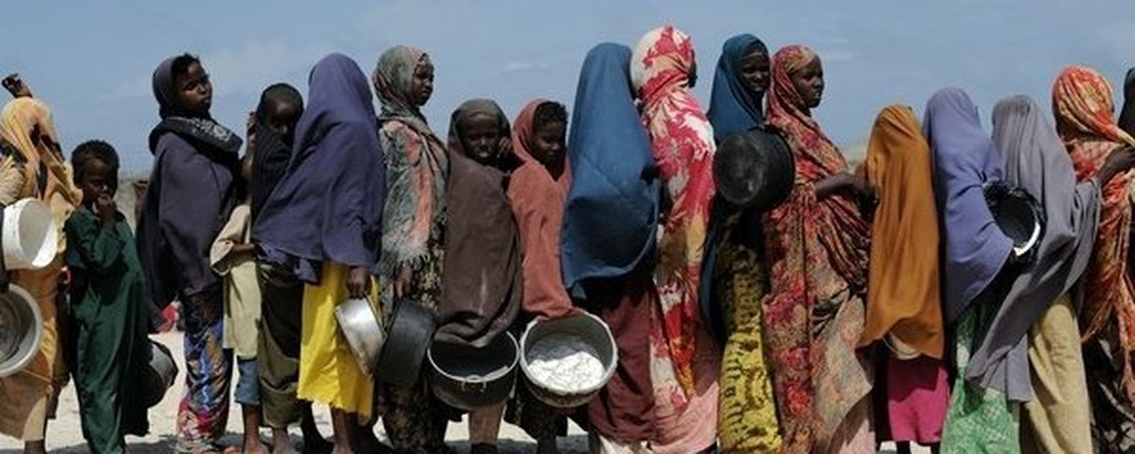 Larga fila para recoger agua