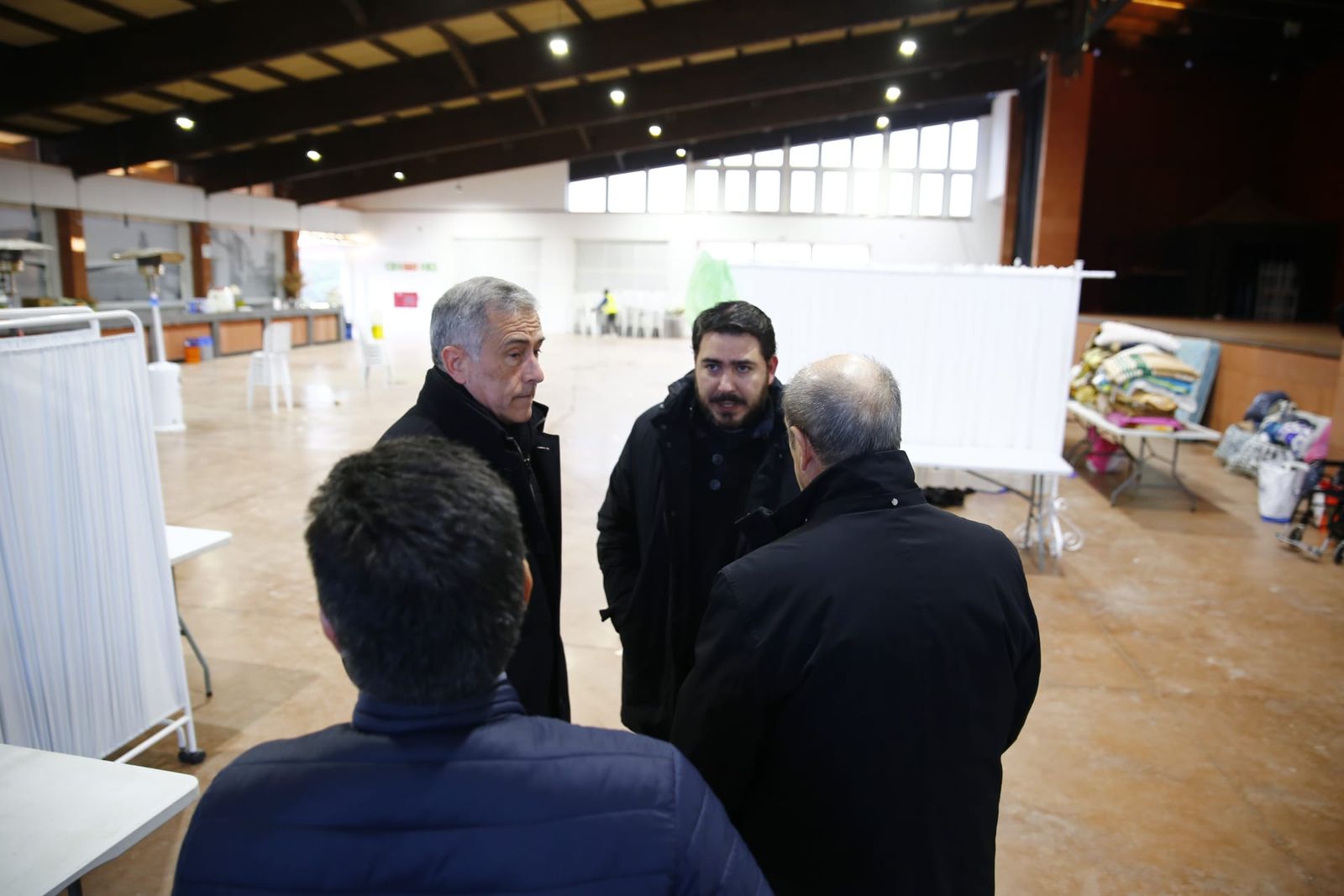 Rafael Prados Godoy, párroco de Adamuz, en el centro de la imagen