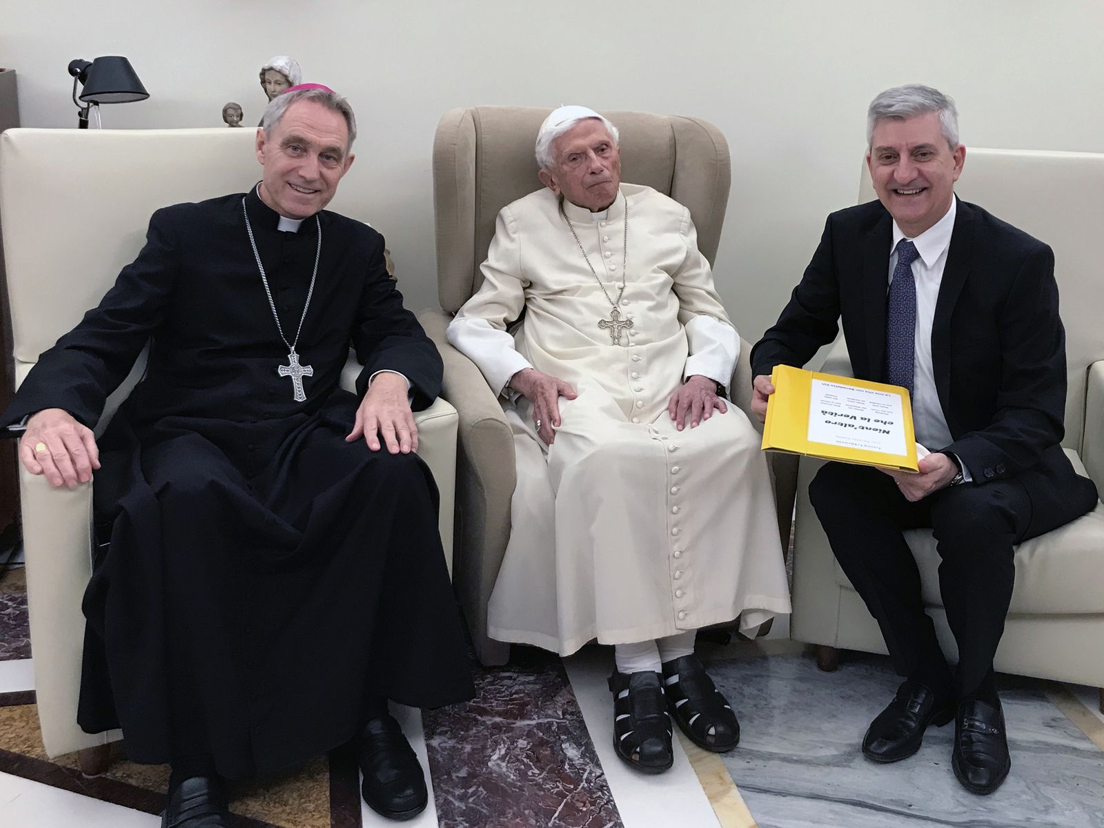 Gaeta y Gänswein presentaron al Papa el libro el pasado 22 de octubre